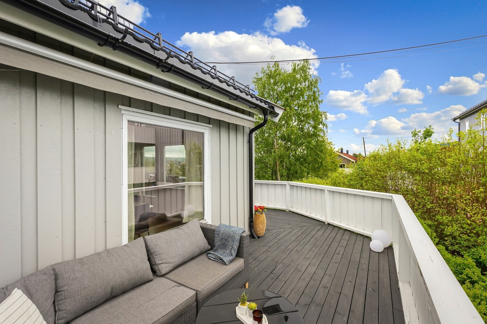 Verandaen måler hele 25 kvm og har flere soner. Galleribilde