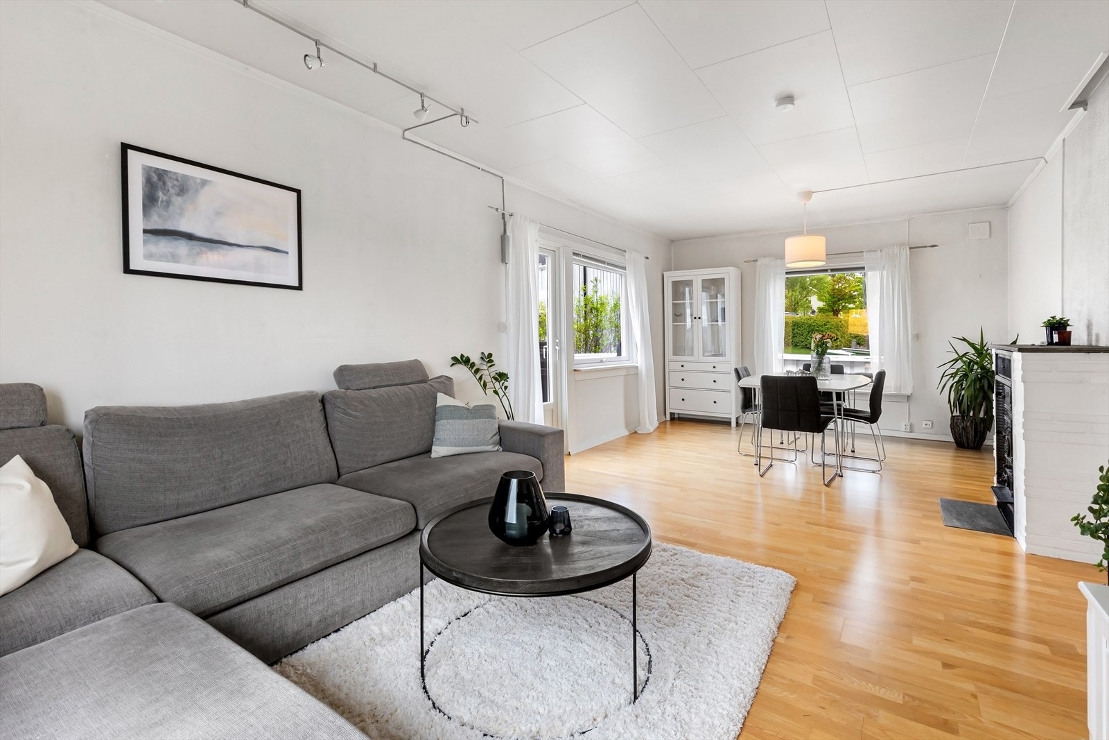 Leiligheten har en lys og koselig stue med lysinnslipp fra flere himmelretninger og utgang til verandaen. Galleribilde