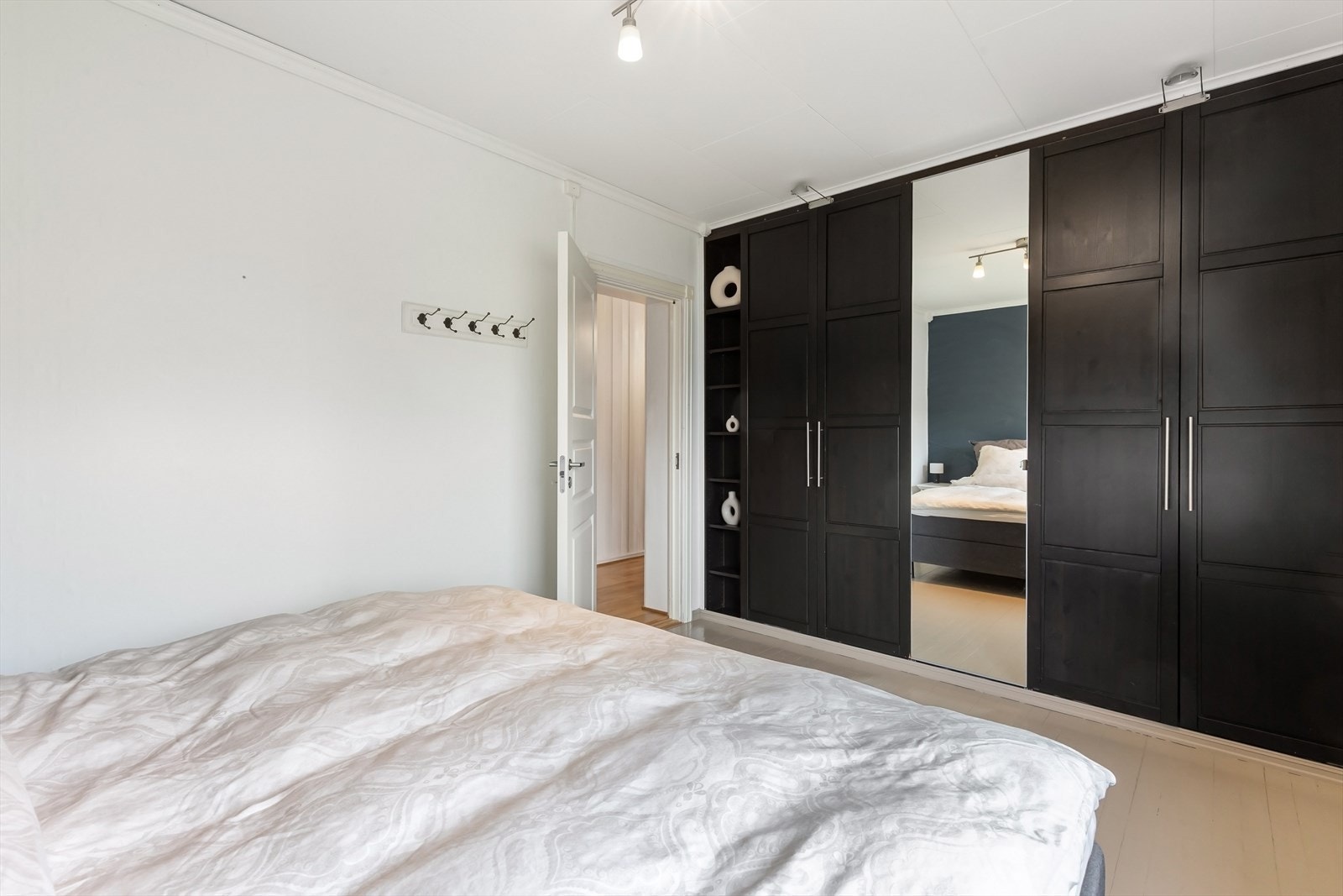 Hovedsoverom med garderobeskap. Galleribilde