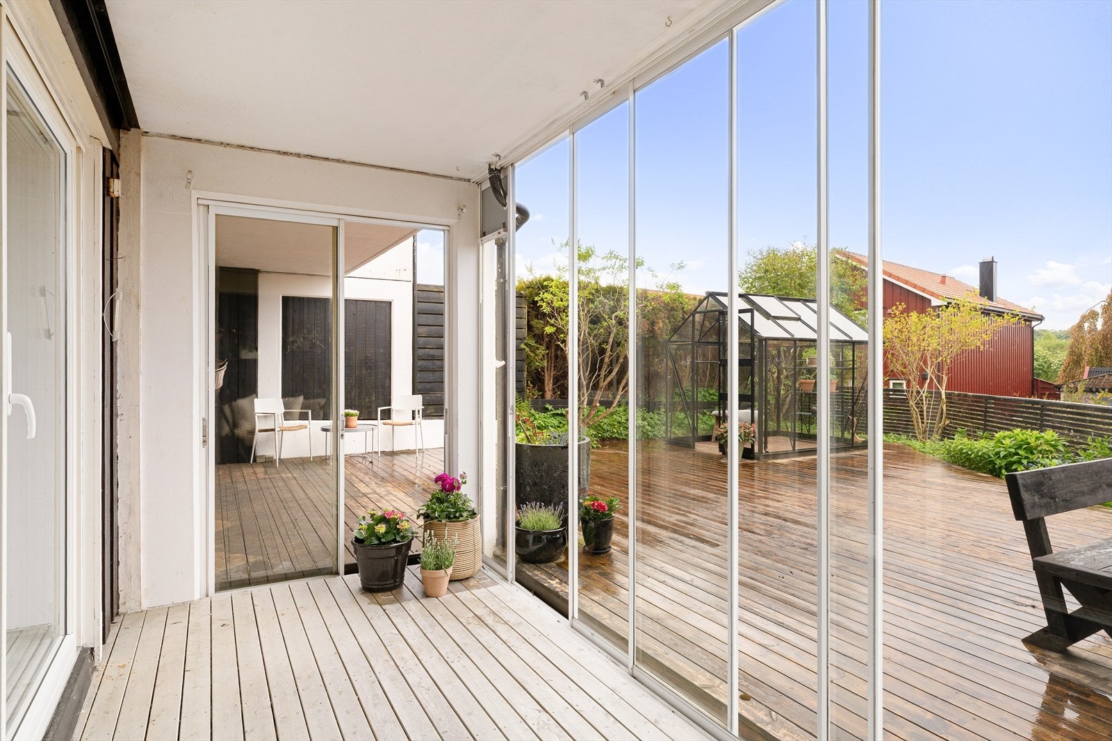 Innglasset og praktisk terrasse Galleribilde