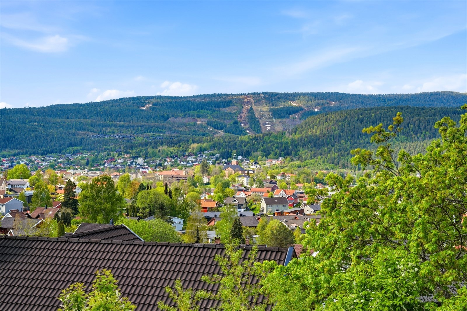Nyt denne vakre utsikten over byen og mot skisenteret. Galleribilde