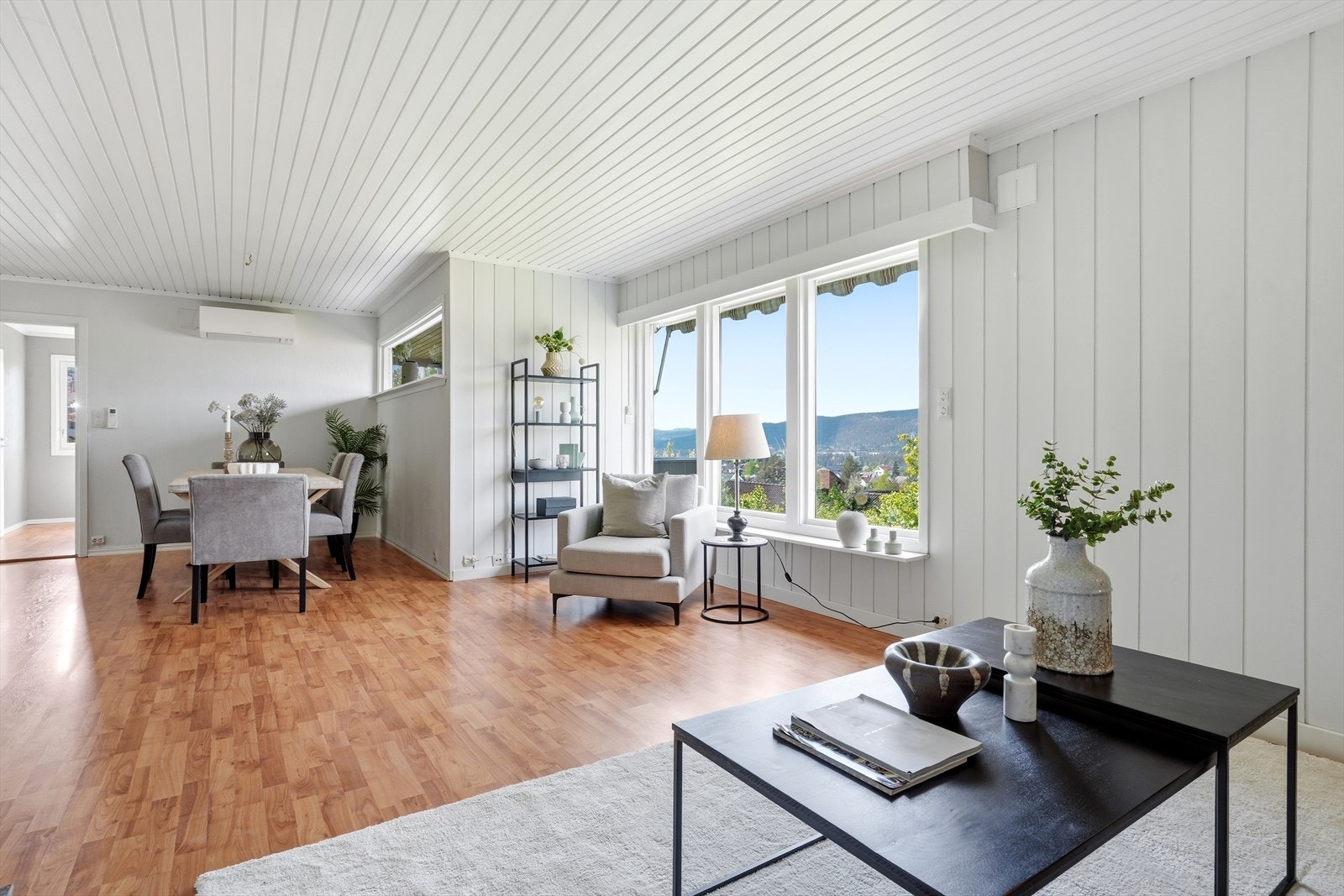 Lyse overflater og romslige rom i hele boligen. Galleribilde