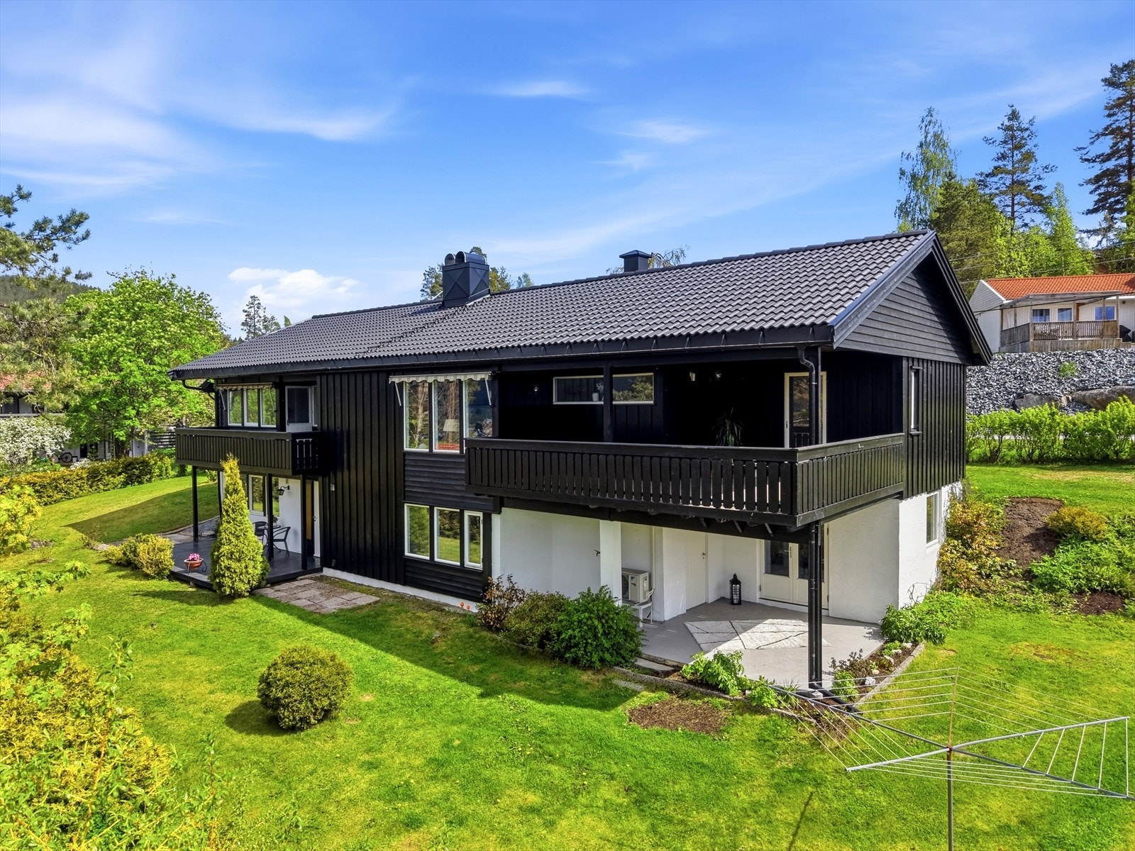 Eneboligen m/hybel er velholdt og innholdsrik over 2 plan. Galleribilde