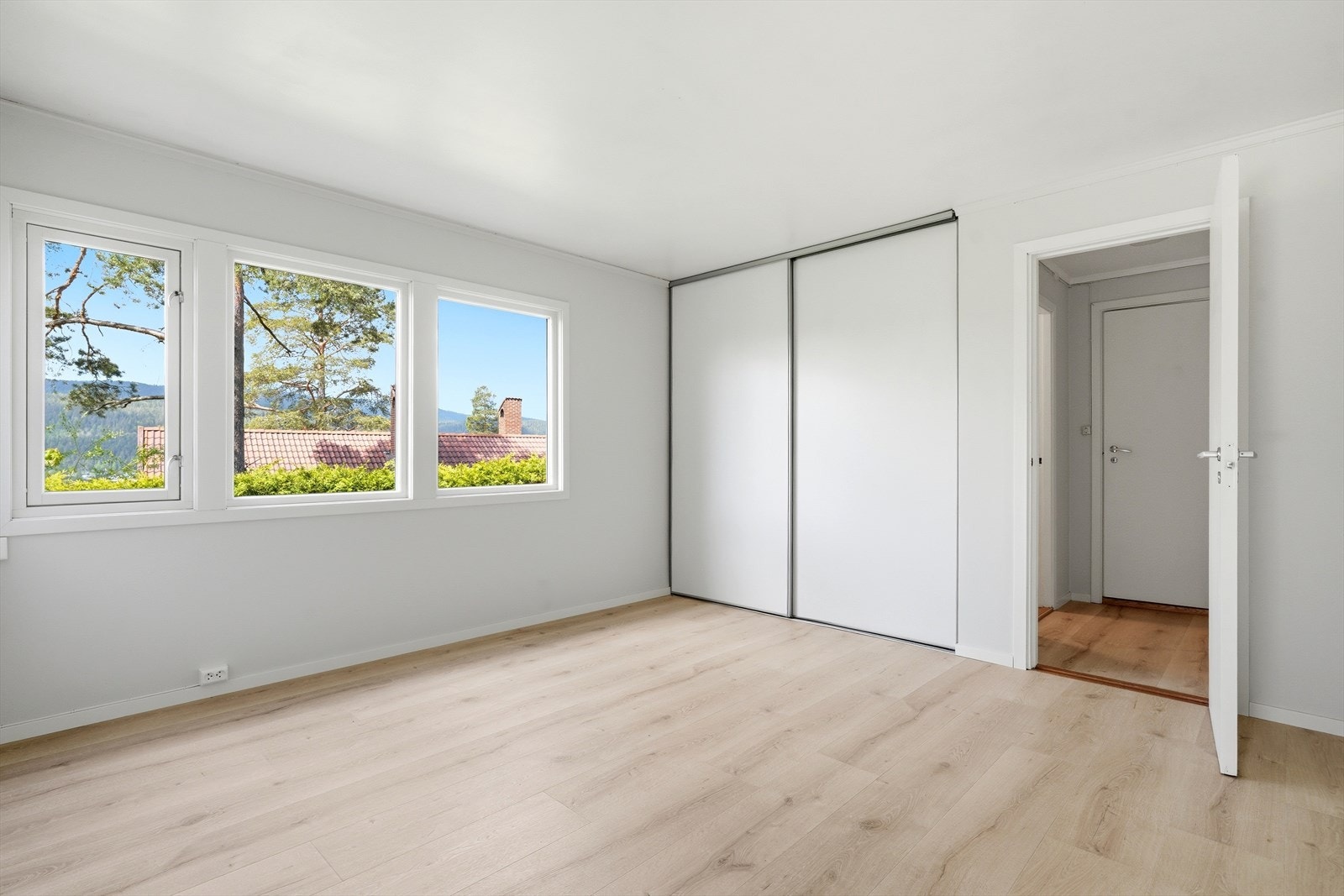 Soverom med skyvedørsgarderobe. Galleribilde