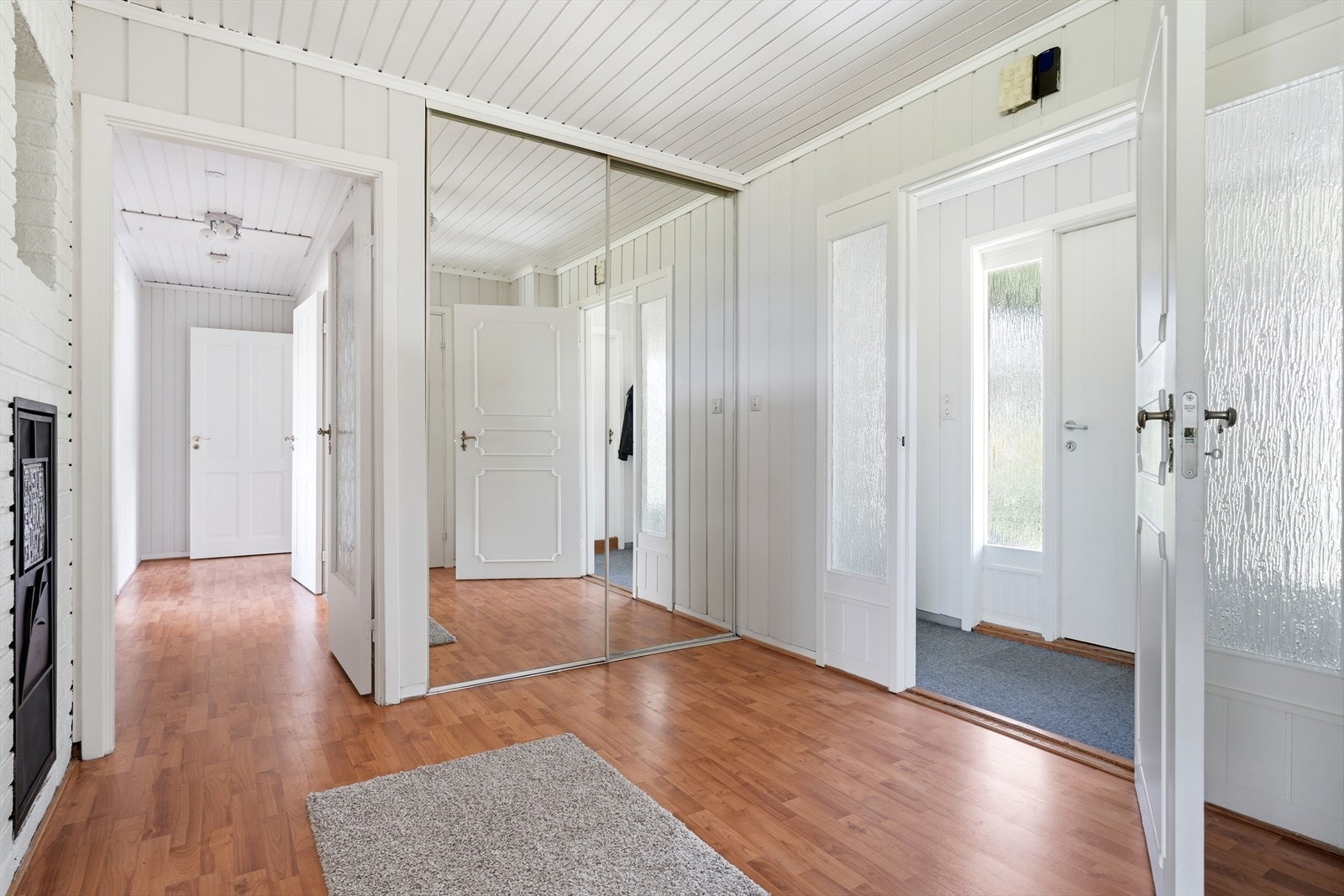 Vindfang og entrè med skyvedørsgarderobe. Galleribilde