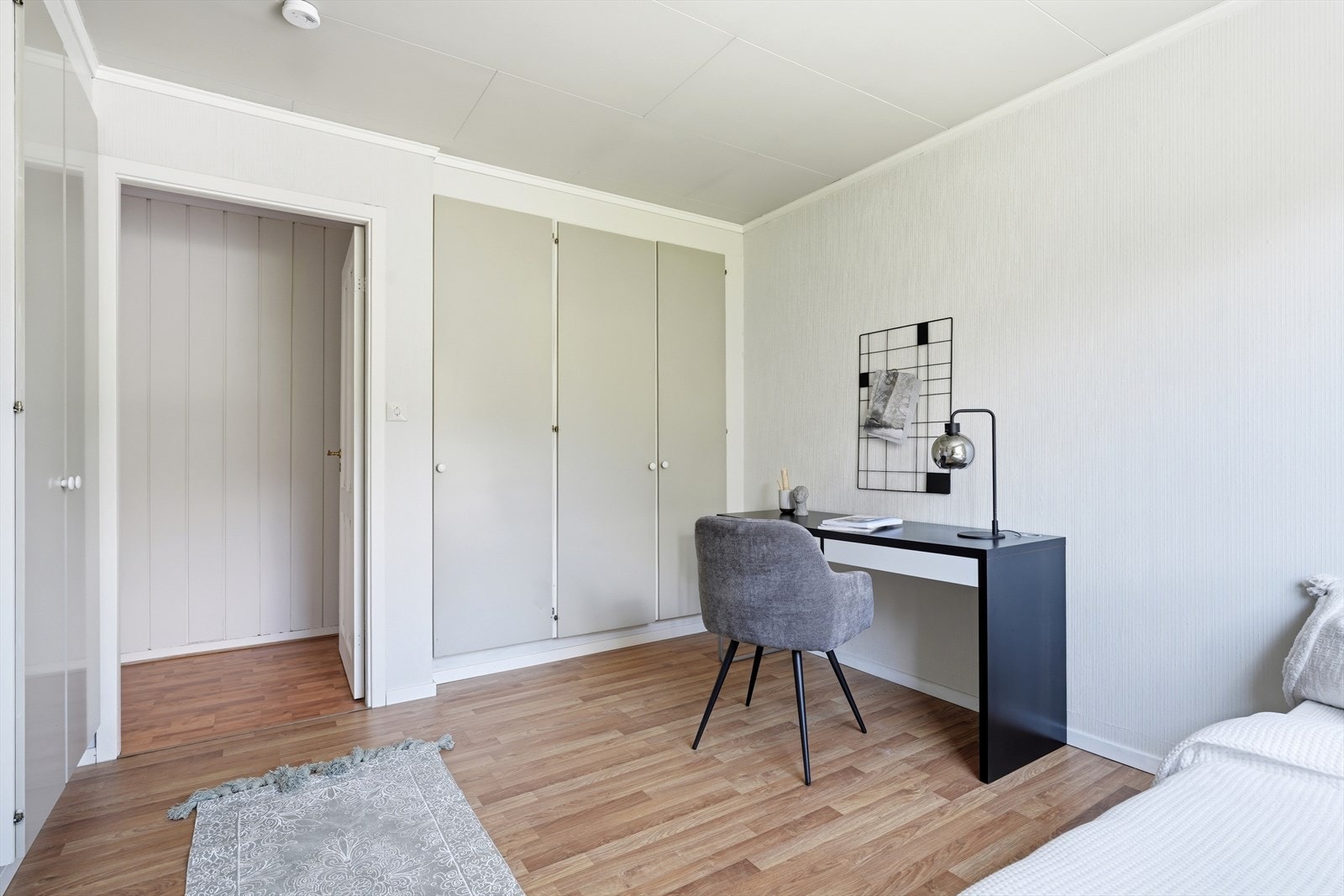 Godt med oppbevaring i garderobekapene og plass til kontor. Galleribilde