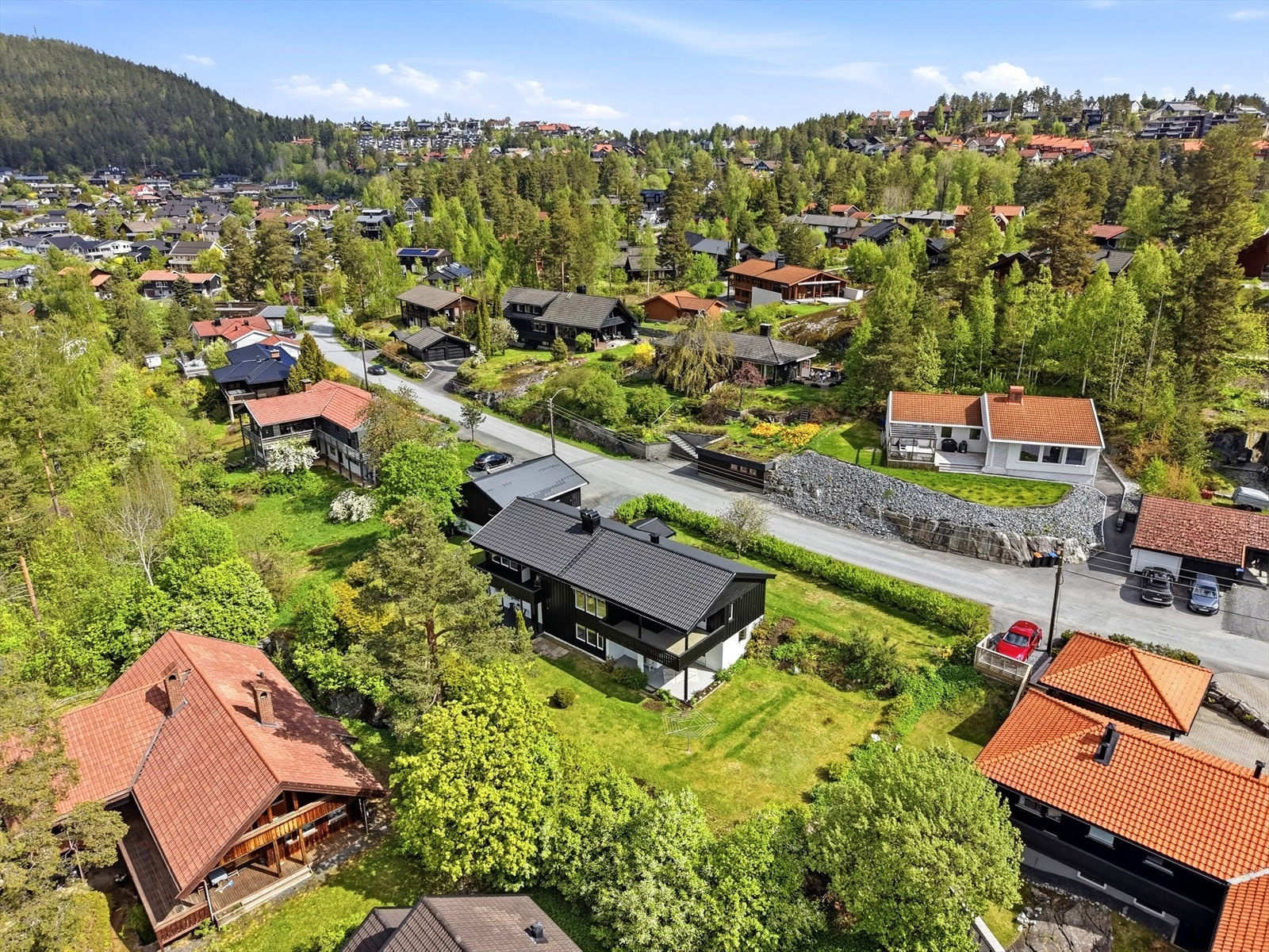 Gang- og sykkelavstand til sentrum. Umiddelbar nærhet til turområde. Galleribilde