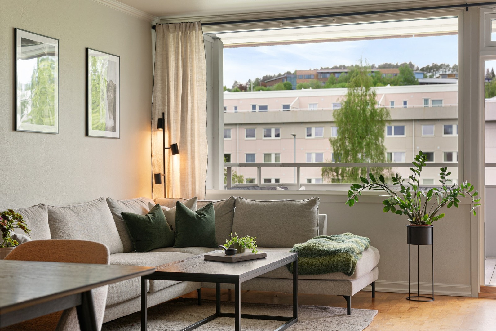 Stuen har plass til en romslig sofagruppe. Galleribilde