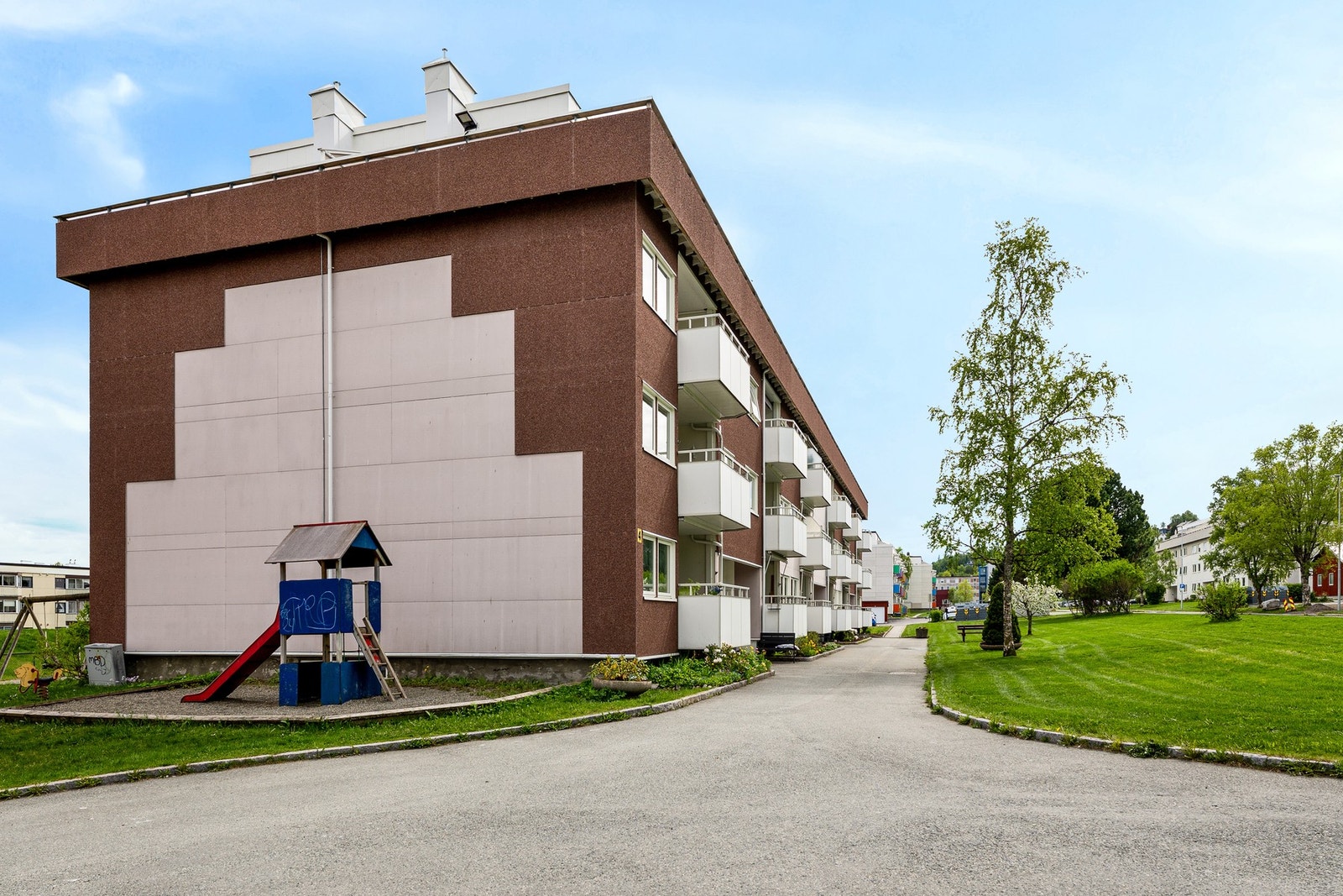 Det kan søkes styret om parkeringsplass. Leiligheten disponerer 2 boder i kjeller. Galleribilde
