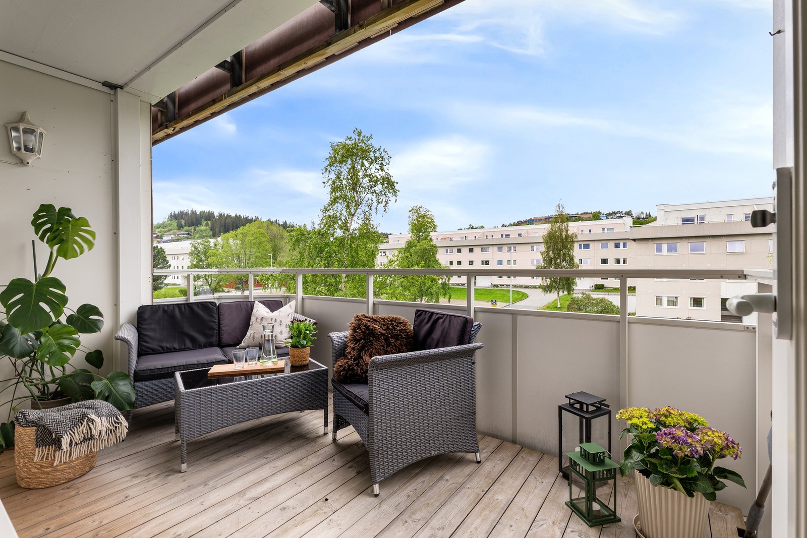 Fra stuen er det direkte utgang til en balkong. Galleribilde