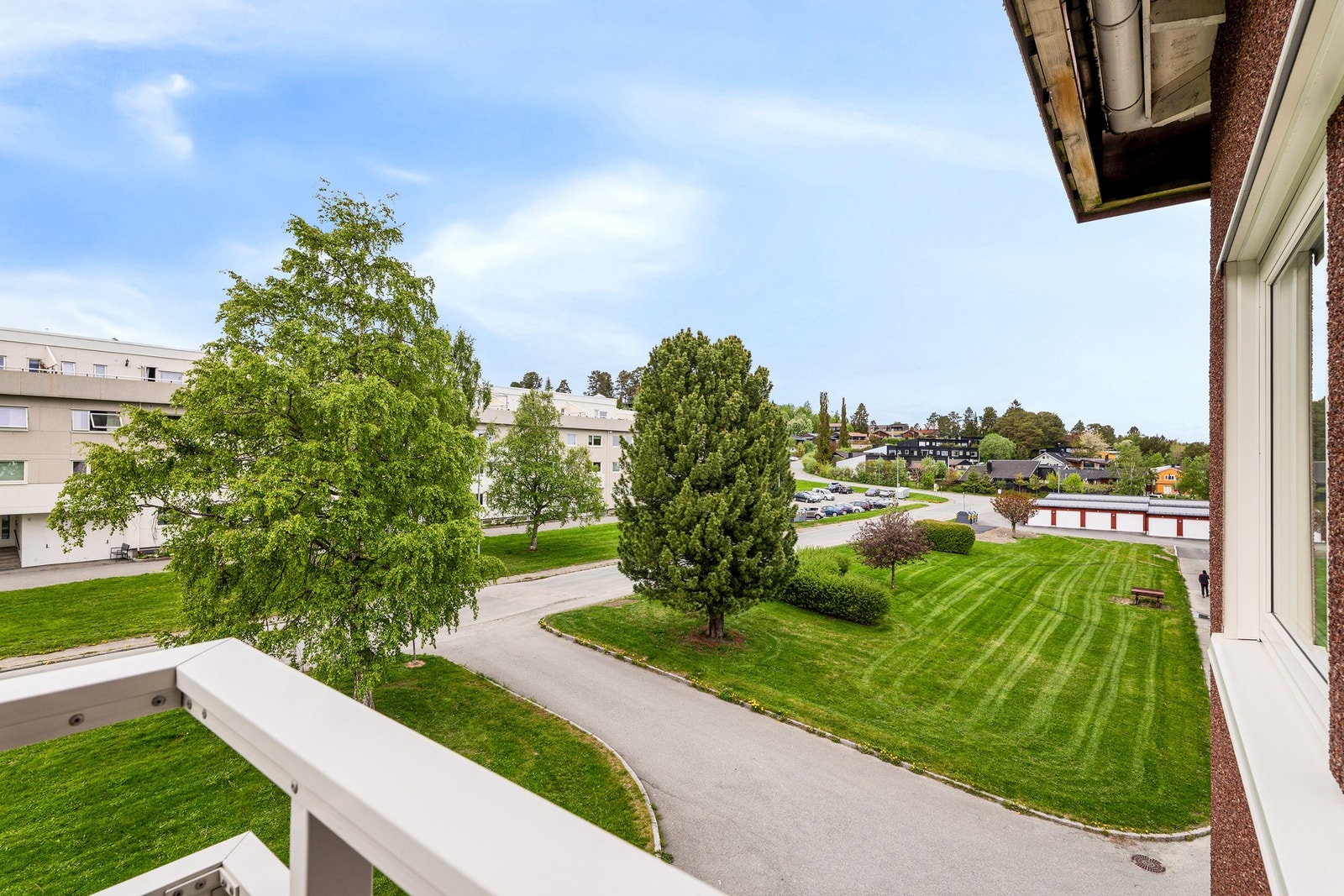 Fra leiligheten er det flott utsikt over borettslagets grøntarealer. Galleribilde
