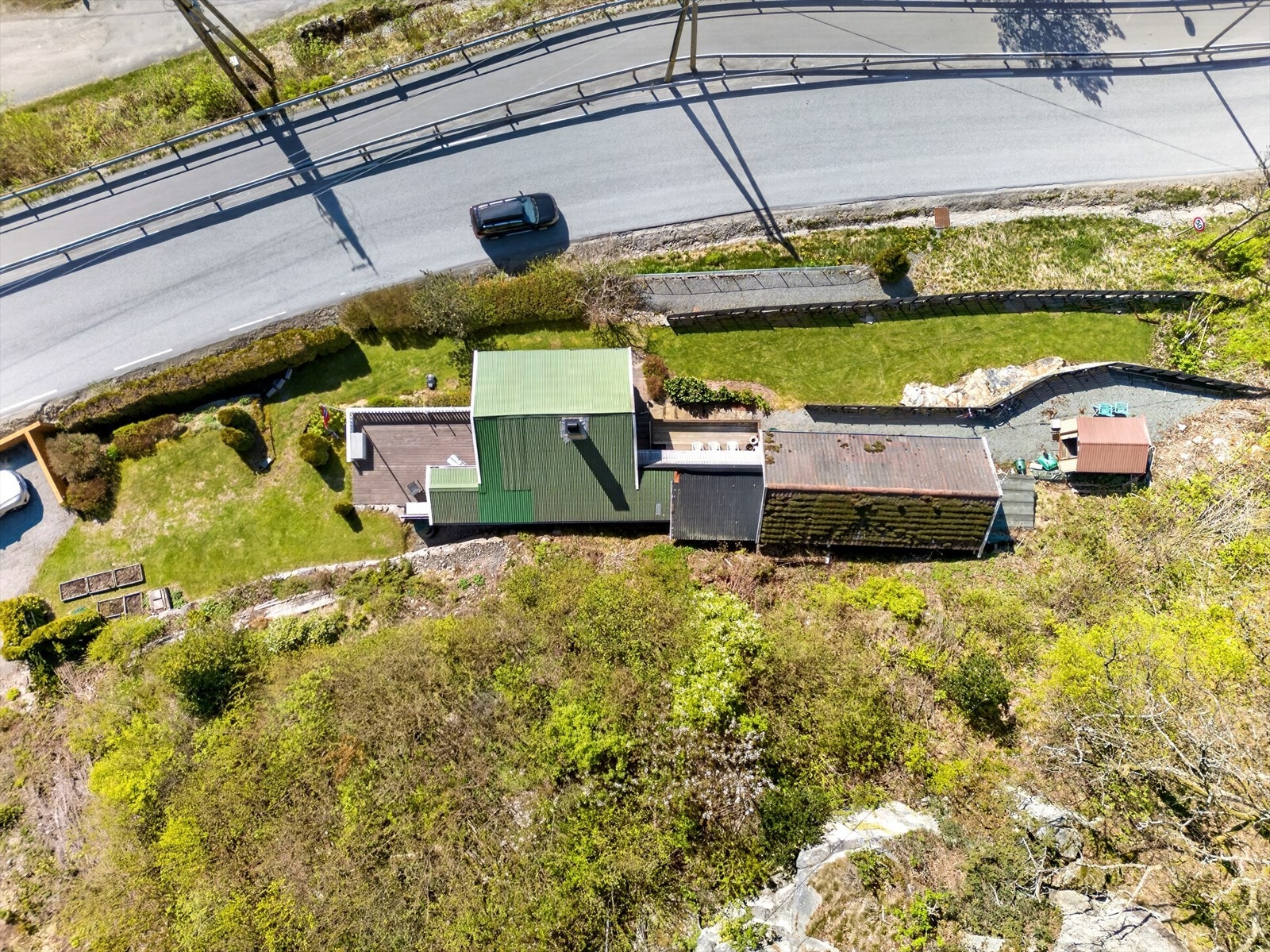Oversikt over eiendommen og dens plassering i terrenget, kun tre minutter med bil fra Lyngdal sentrum. Galleribilde