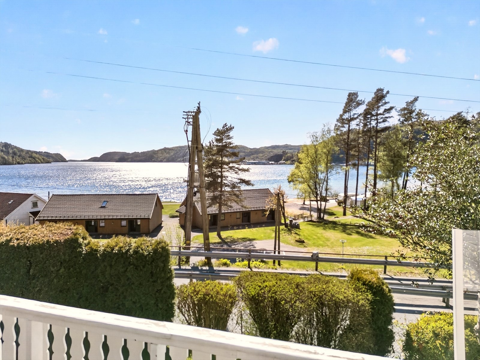 Fra terrassen ser man utover fjorden og nærområdet. Galleribilde
