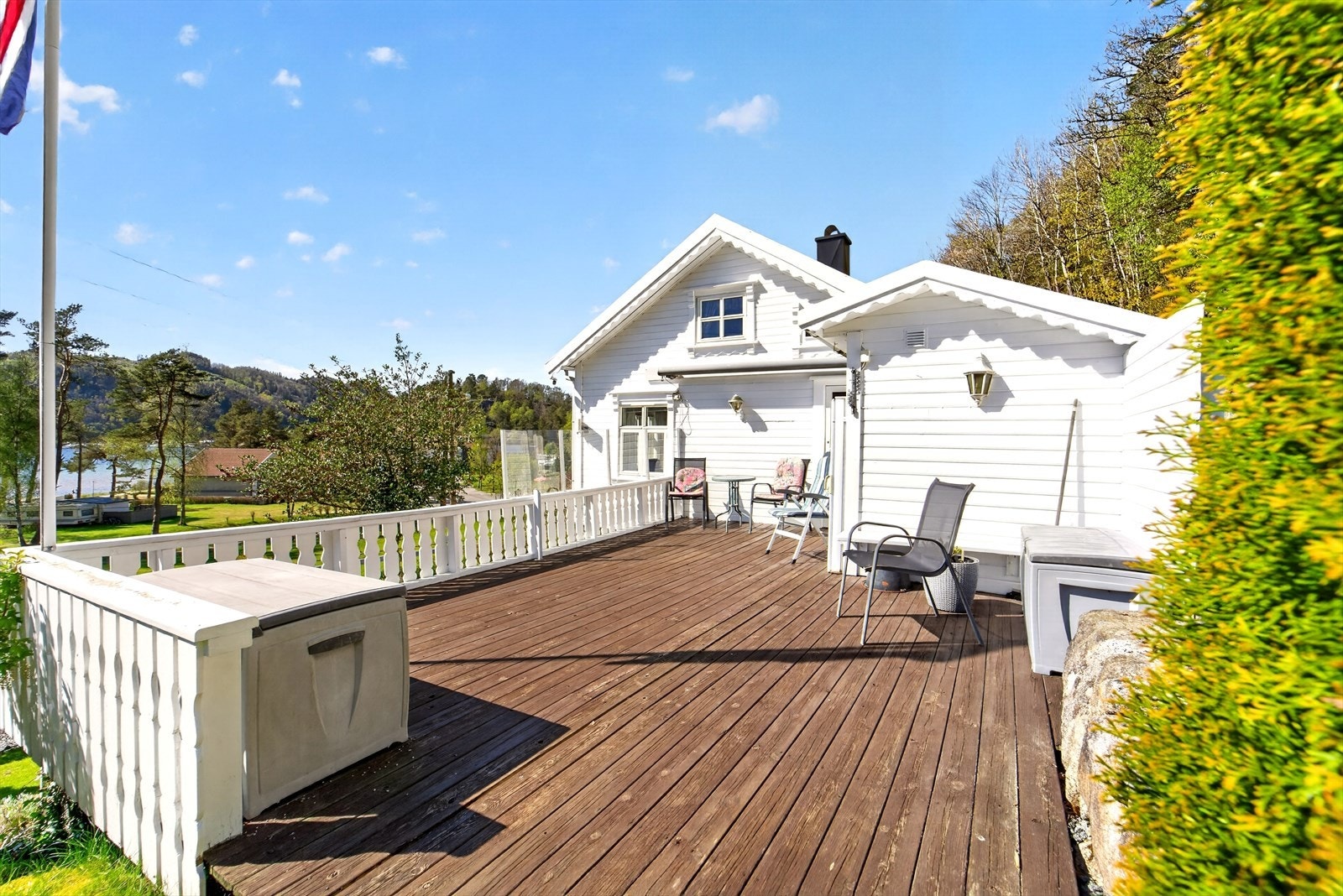 Terrassedekket består av impregnerte bord, og rekkverket er i tre. Galleribilde