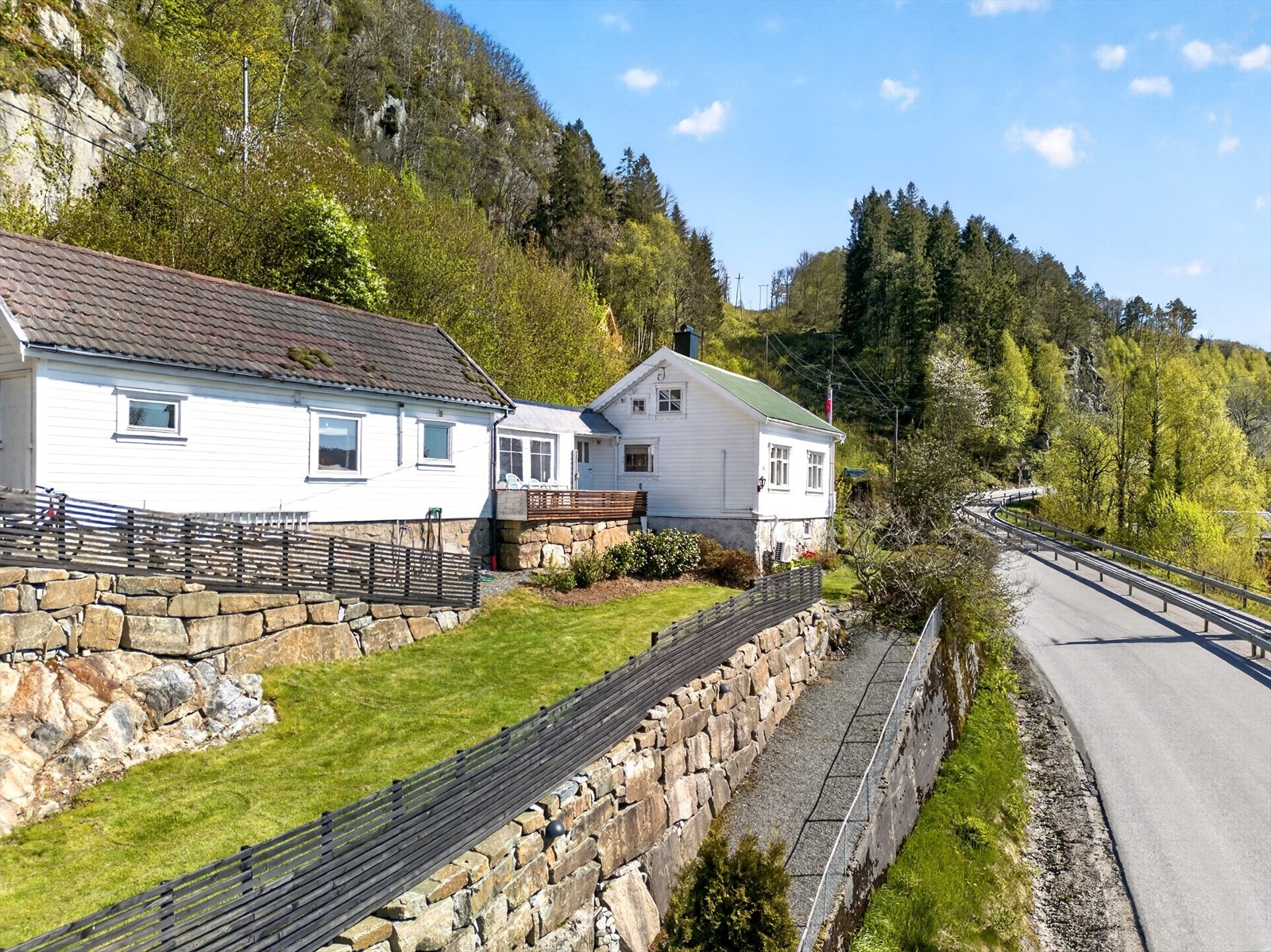 Eiendommen består av en eldre fritidsbolig og et separat anneks, med en flott beliggenhet ved Rosfjorden. Galleribilde