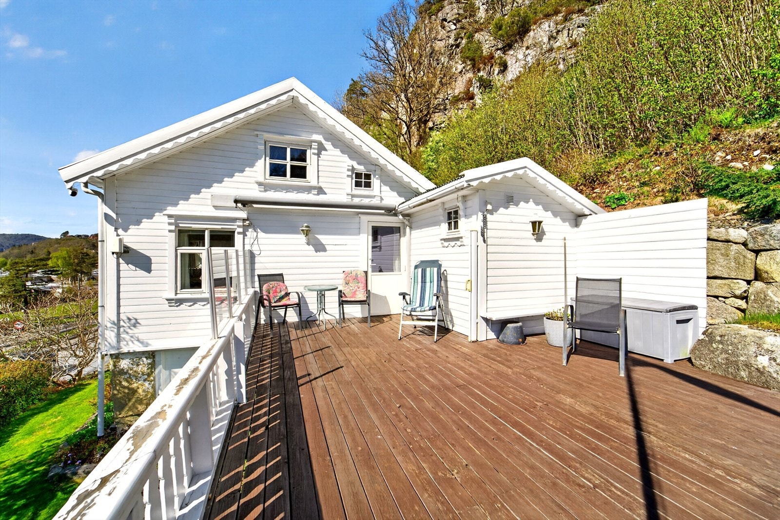 Eiendommen har store terrassearealer med god plass til utemøbler. Galleribilde