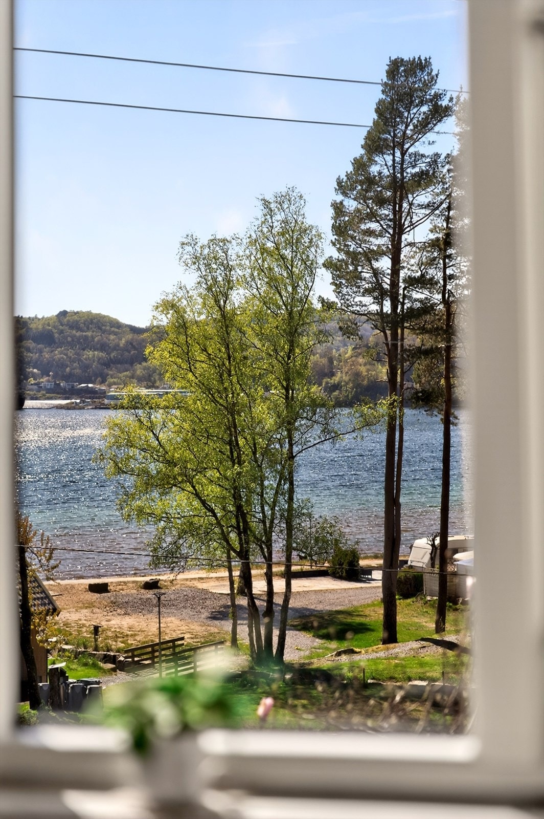 Her ser man ned mot Rosfjordsanden, som ligger en kort spasertur unna. Galleribilde