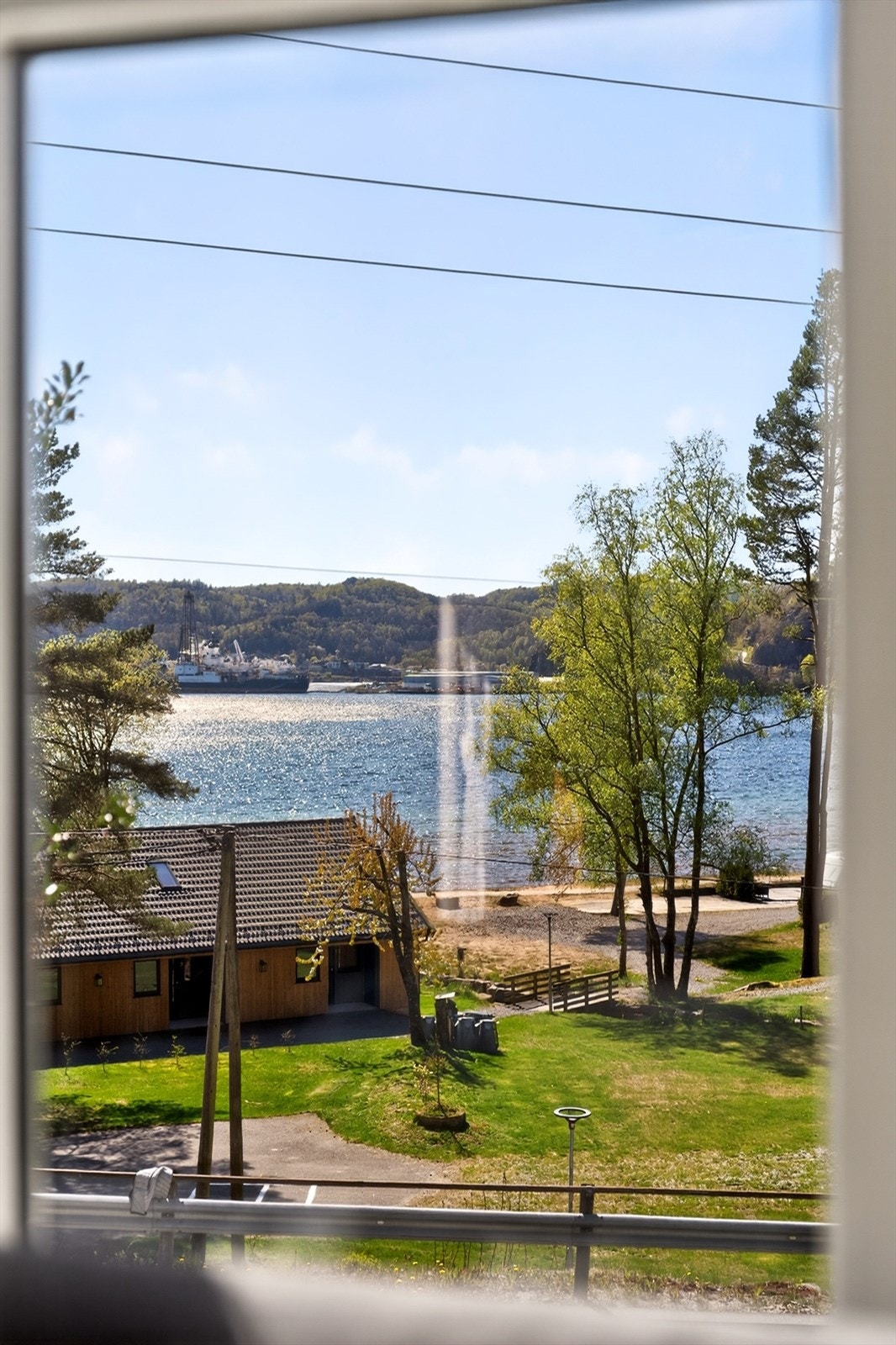 Utsikt mot Rosfjorden fra flere av rommene i hytta. Galleribilde