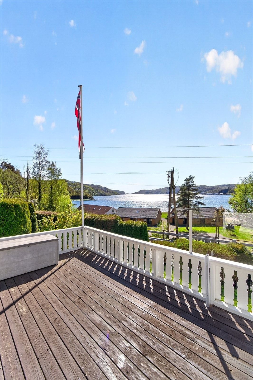 Fra de store terrassene er det nydelig utsikt. Herfra er det kort vei til både badestrand og Sørlandsbadet. Galleribilde