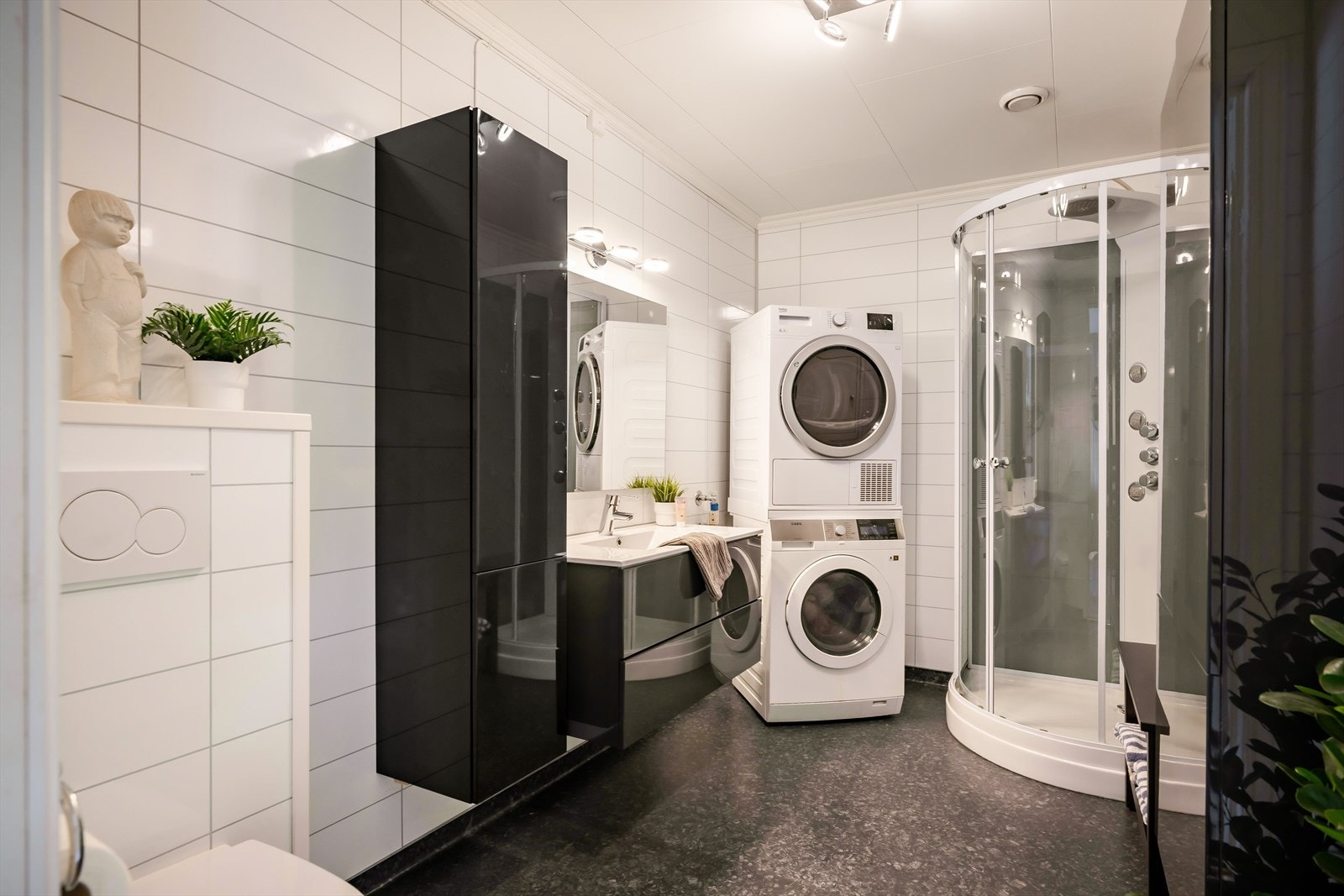 Pent baderom med god lagringsplass i baderomsinnredningen. Badet ble oppusset i 2017 Galleribilde