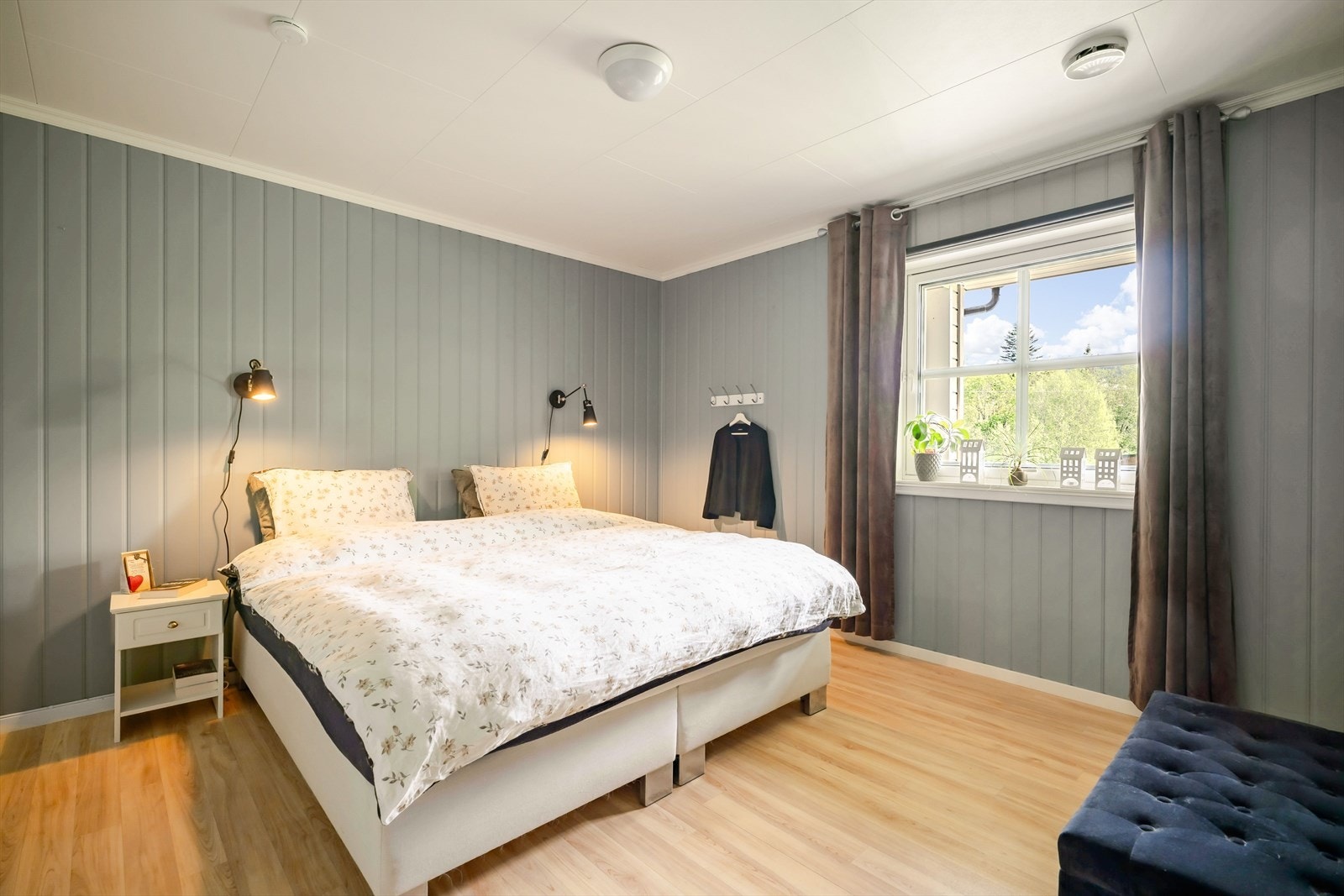 Stort hovedsoverom med plass til dobbeltseng og nattbord. Galleribilde