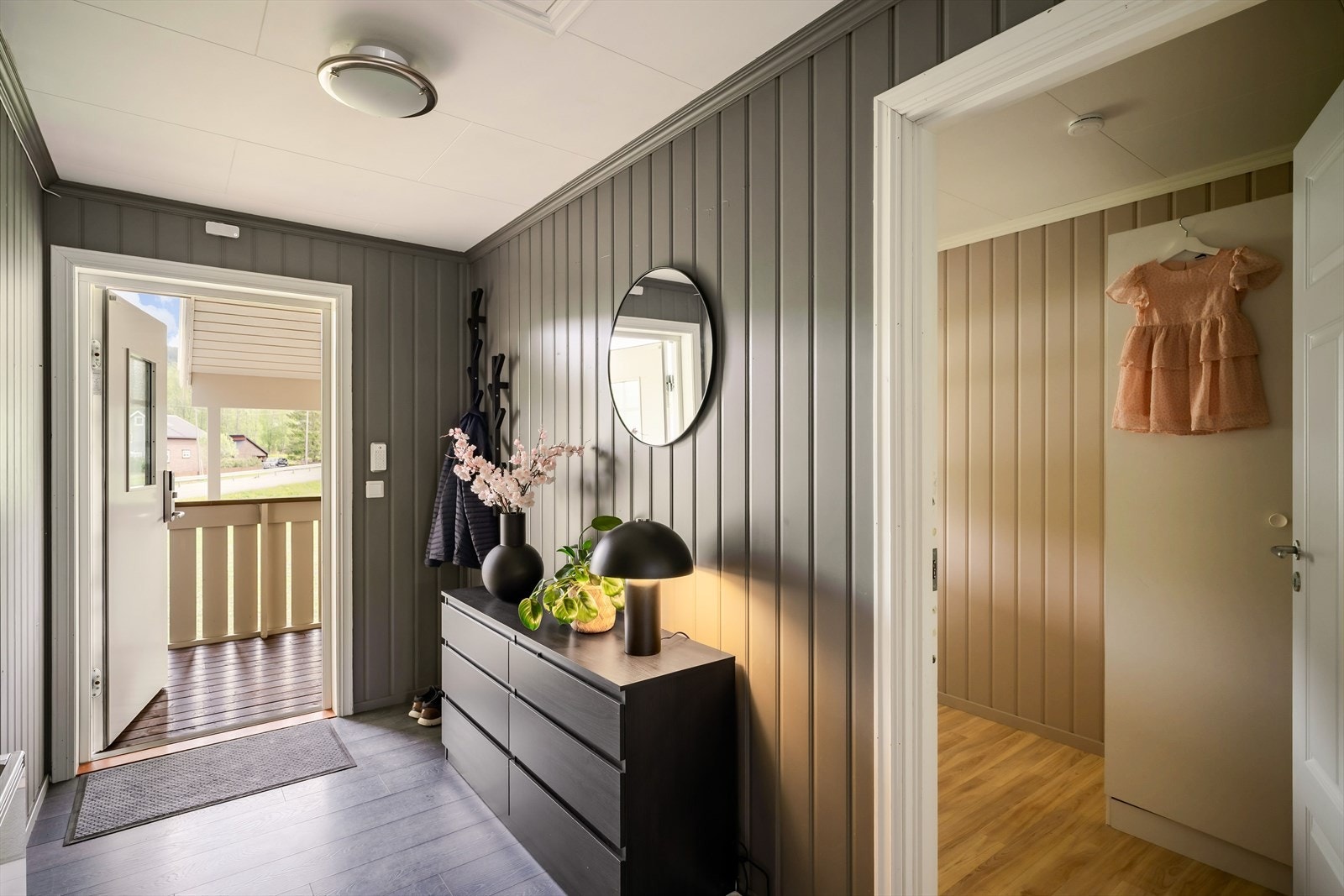 Velkommen inn. Trivelig entré med god plass for sko, og klesavheng. Har du behov for garderobeskap er det muligheter for det. God lagringsplass på loft. Galleribilde