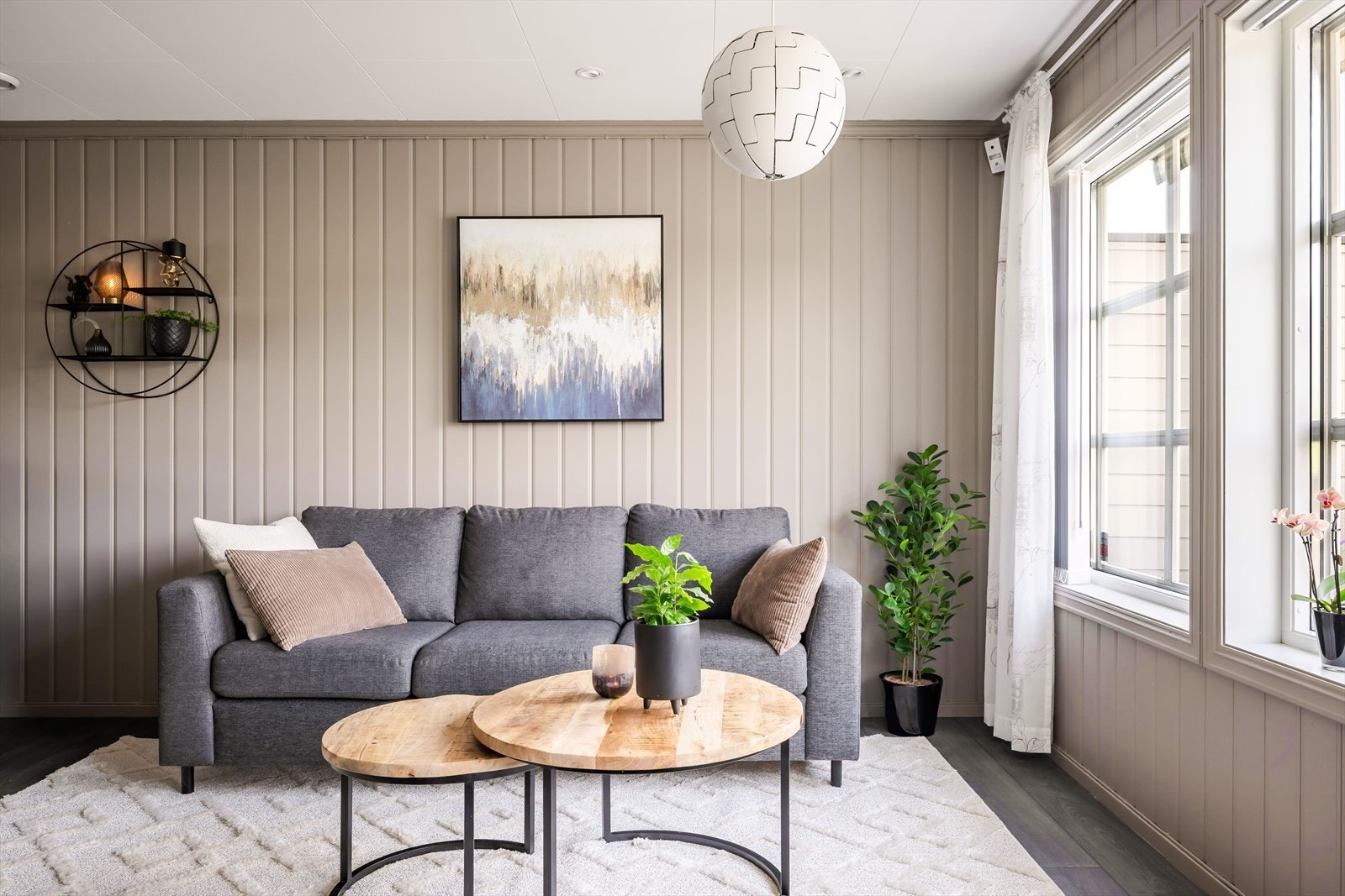 Stuen ligger i en delvis åpen løsning mot kjøkkenet. Galleribilde