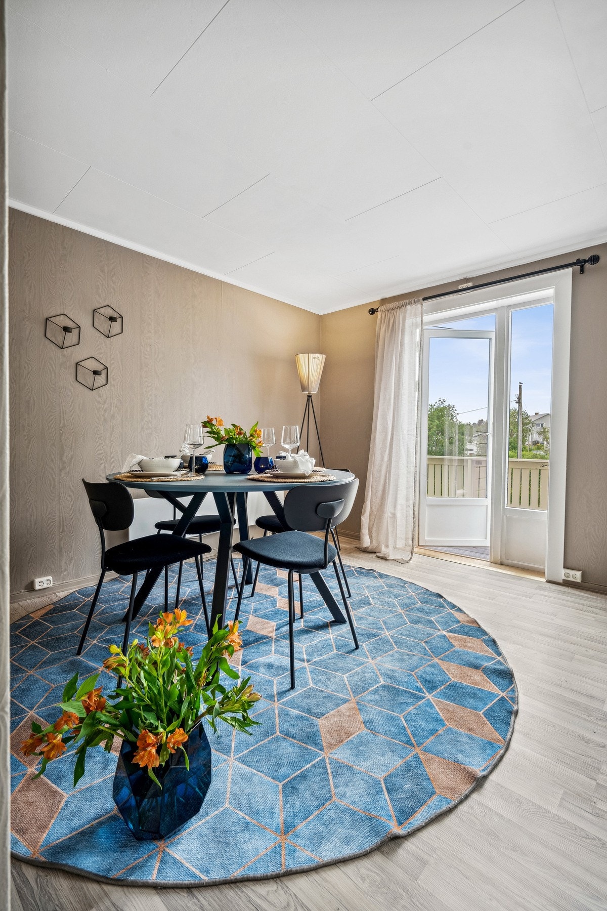 Utgang til solrik terrasse - perfekt for å forlenge stueopplevelsen utendørs. Galleribilde