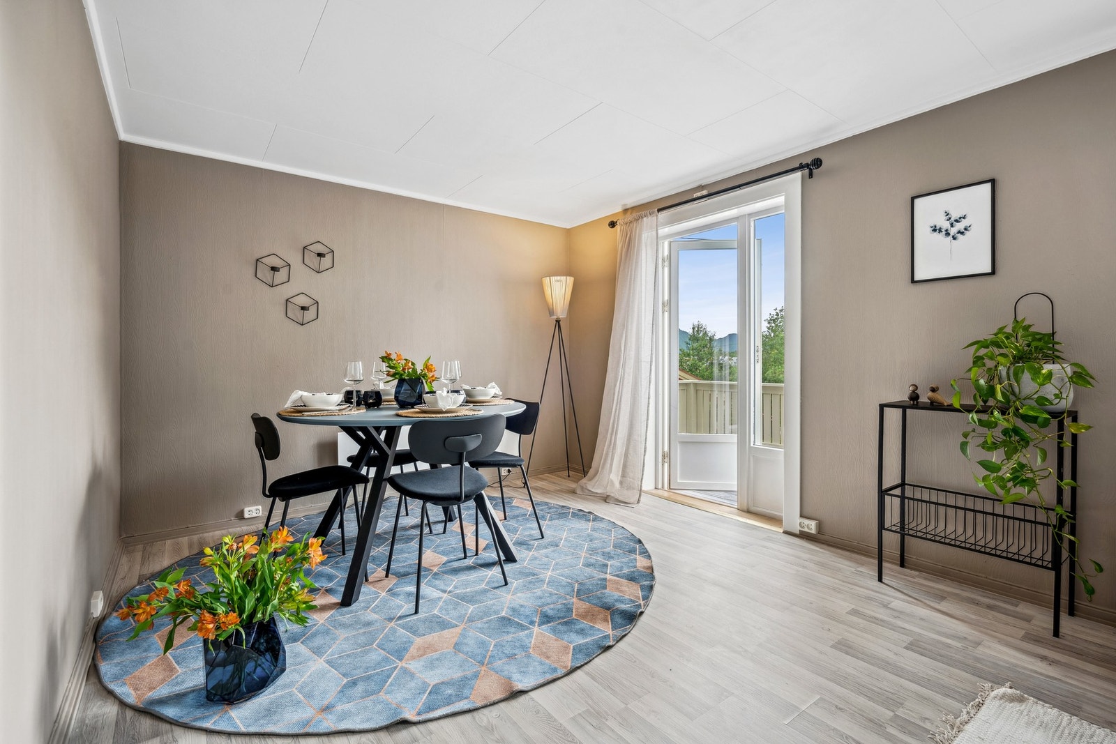 Spisegruppen med nærhet til både kjøkken og terrasse - ideelt for lange frokoster, familiesamlinger eller middager med gjester. Galleribilde