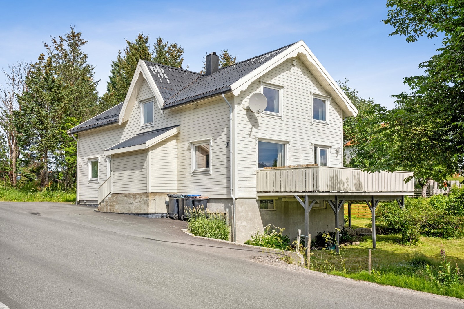 Halvpart av tomannsbolig over to plan, pluss kjeller som er sameiets fellesareal. Galleribilde