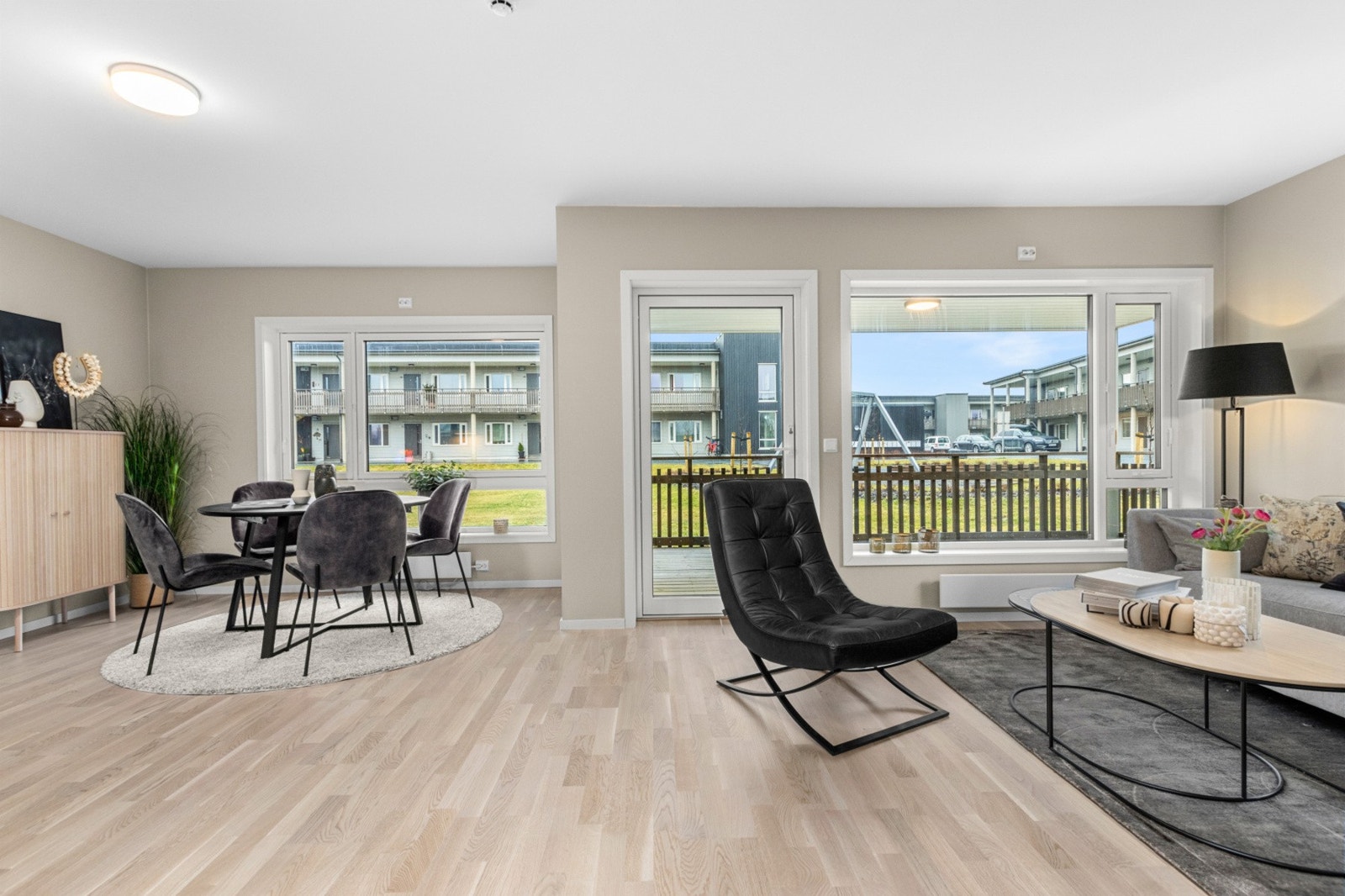 Stor og romslig stue med utgang til veranda. Galleribilde