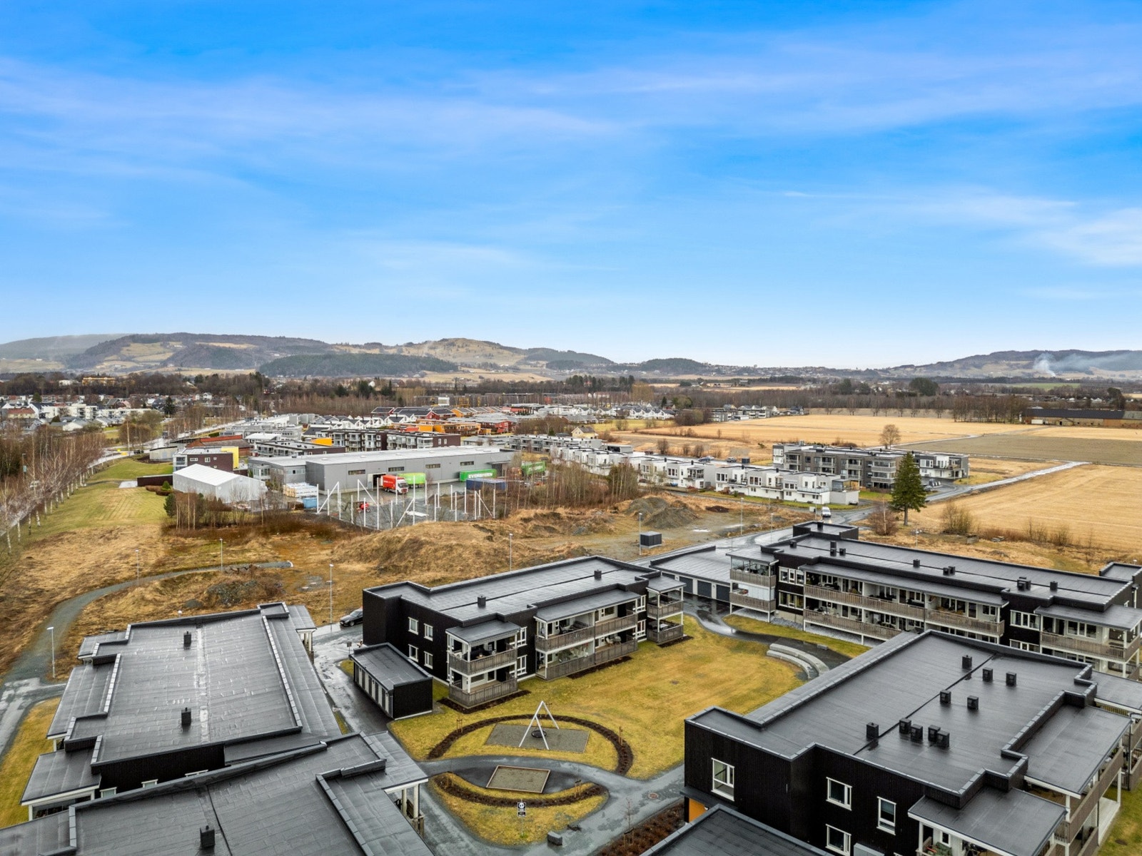 Leiligheten ligger svært sentralt til med kort veg til butikk. Galleribilde