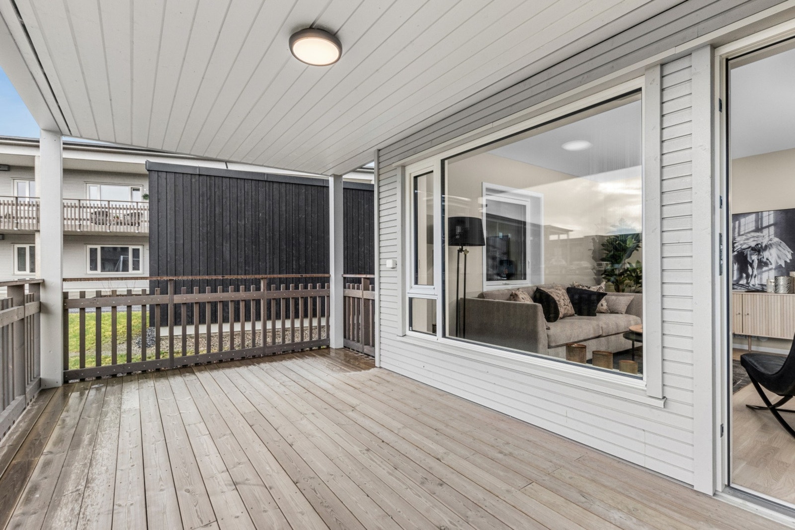 Romslig veranda. Galleribilde