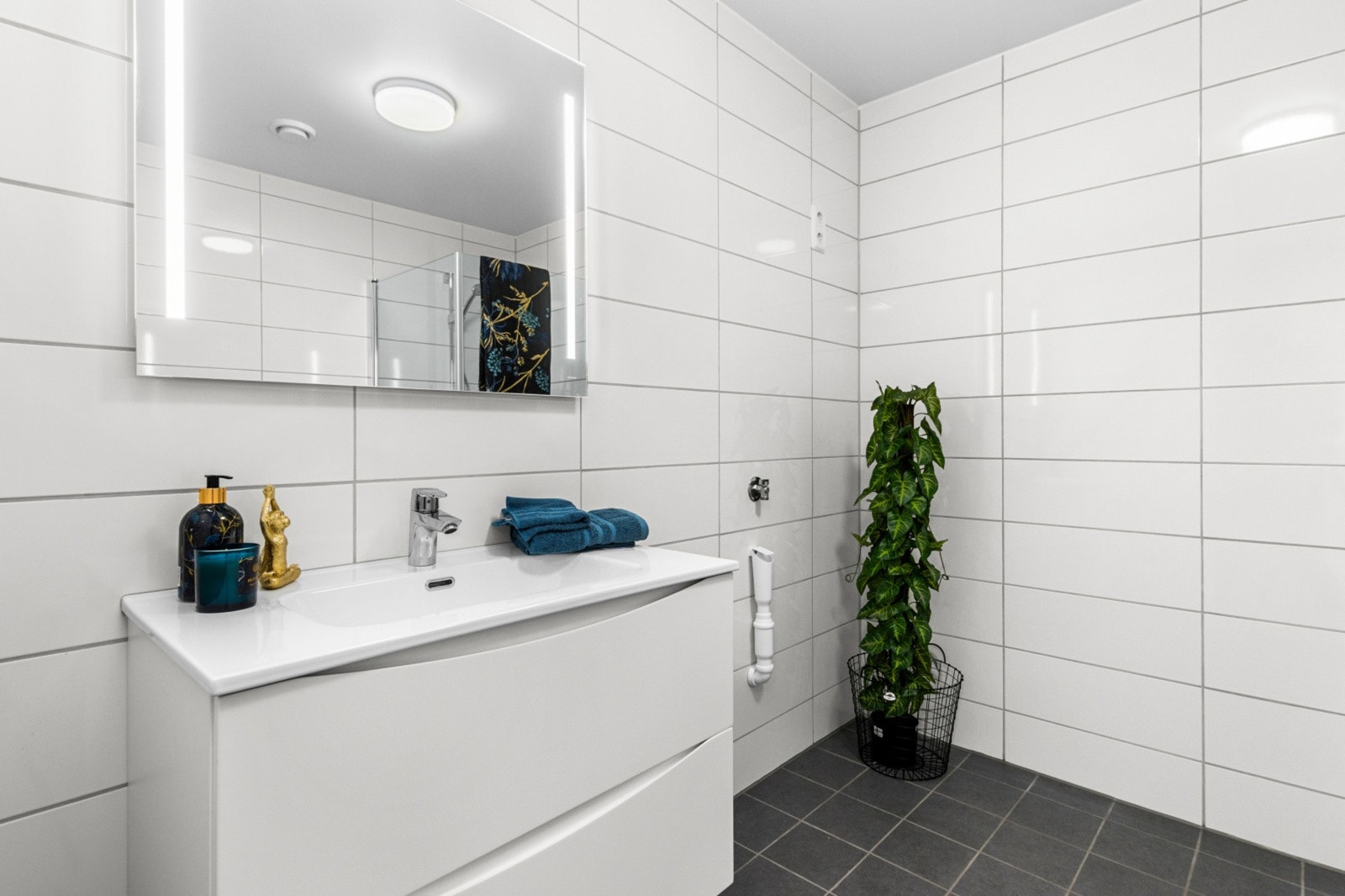 Bad - opplegg til vaskemaskin på siden. Galleribilde