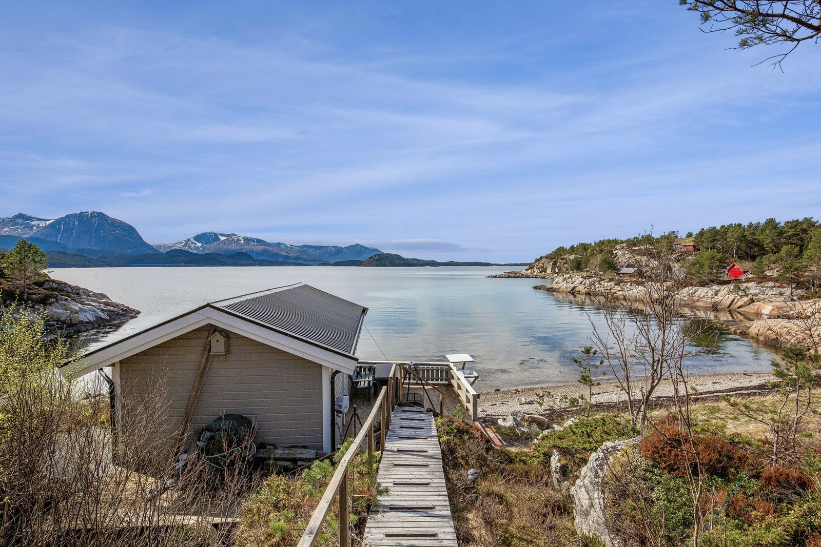 Hytte like ved sjøen med naust Galleribilde