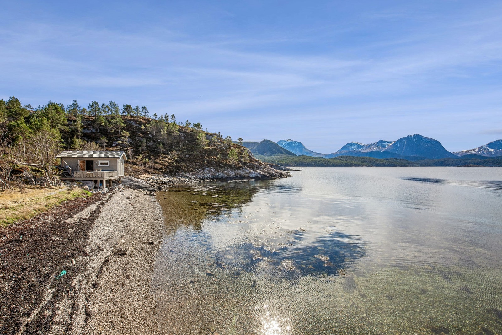 liten vik med strand ved naustet Galleribilde