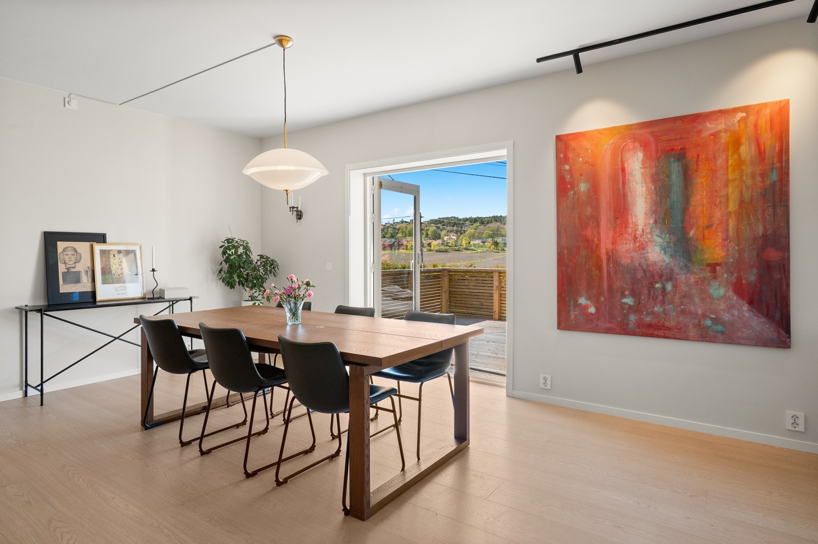 Spiseplass med utsyn mot terrassen og hagen. Galleribilde