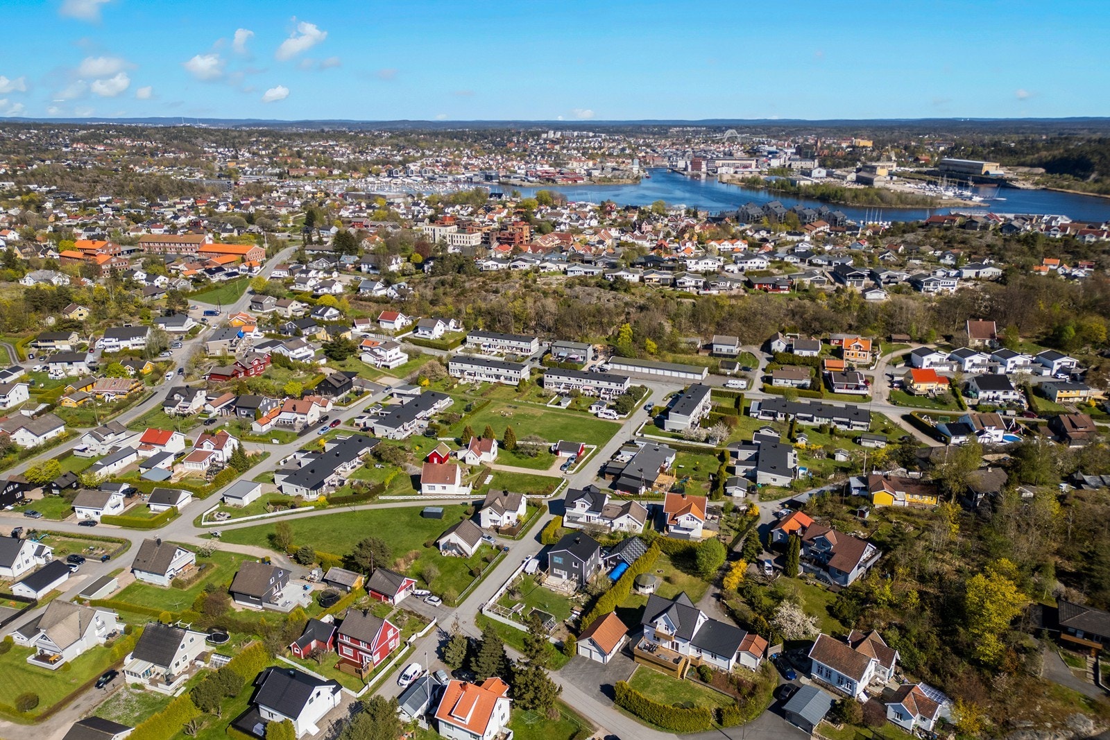 Området byr på nærhet til skoler, barnehager og dagligvarebutikker som Rema 1000 og Coop Extra. Galleribilde