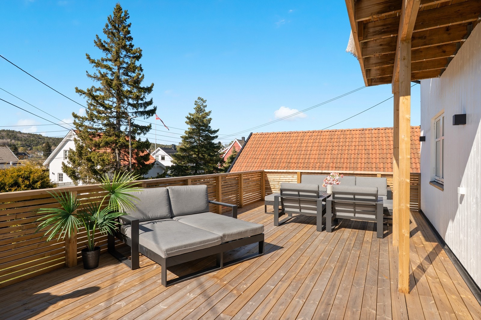 Fra stuen i første etasje er det utgang til en stor terrasse på 43 m², som gir rikelig med plass for utemøbler. Galleribilde