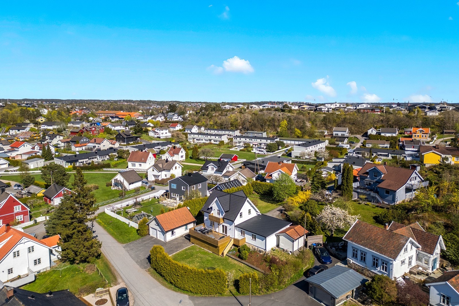 Til eiendommen hører en dobbelgarasje fra 2006 med tilhørende bod. Galleribilde