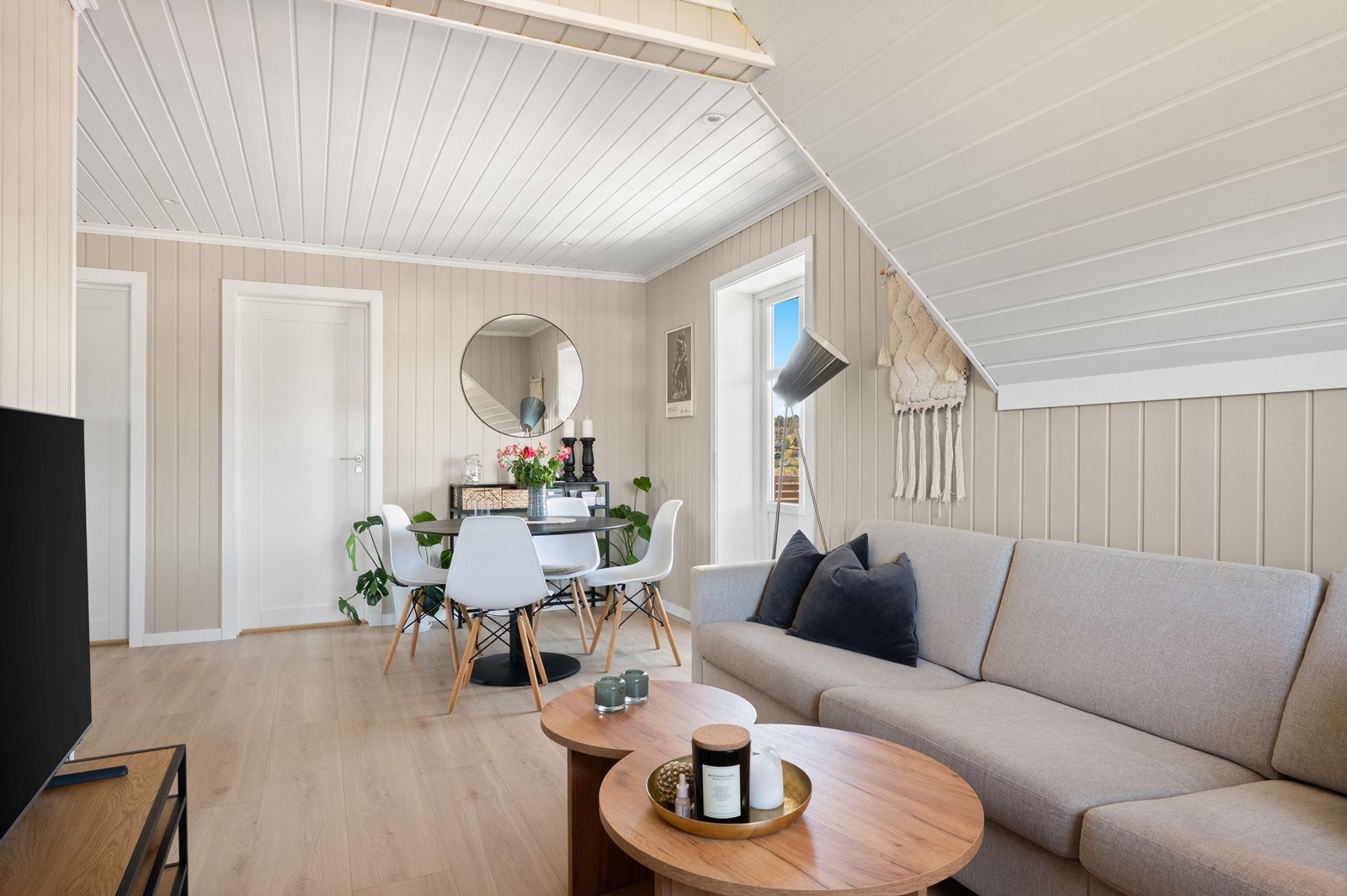 Etasjeskillet mot første etasje er lydisolert med lydbøyler og dobbelt lag med gipsplater. Galleribilde