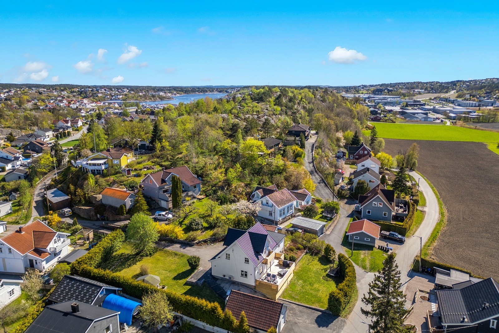 Luftfoto som viser nærheten til sjøen og marinaen. Galleribilde