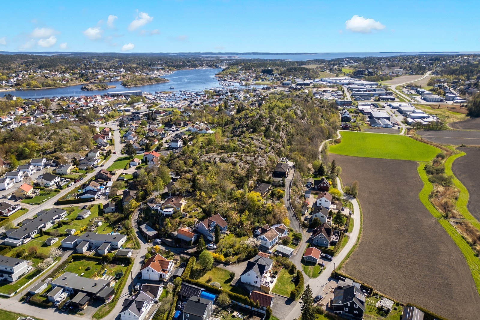 Fra eiendommen er det nærhet til både sjøen og flotte turområder. Galleribilde
