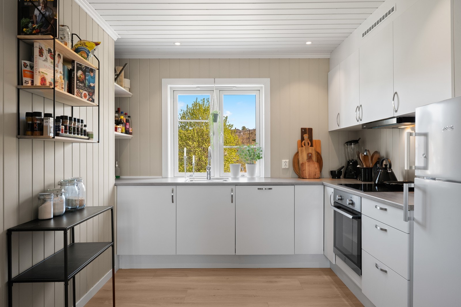 Kjøkkenet i andre etasje har innredning med glatte fronter og laminatbenkeplate. Galleribilde