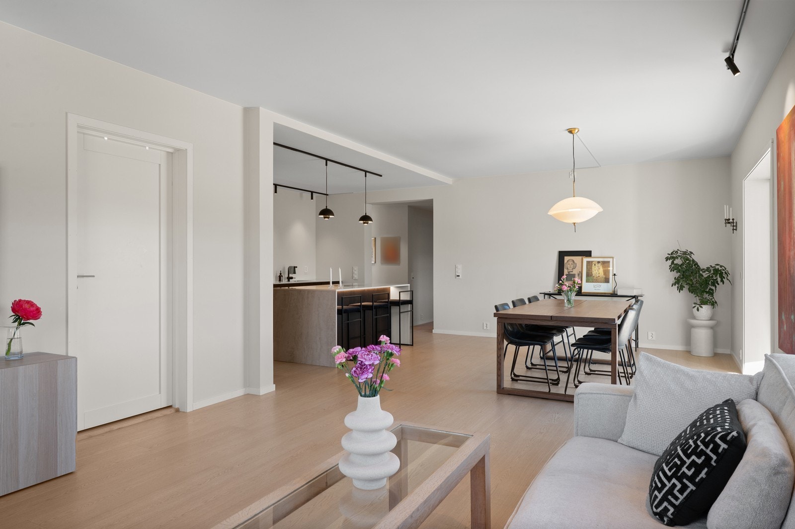 Stuen har god plass til både en romslig sofagruppe og en egen spiseplass. Galleribilde
