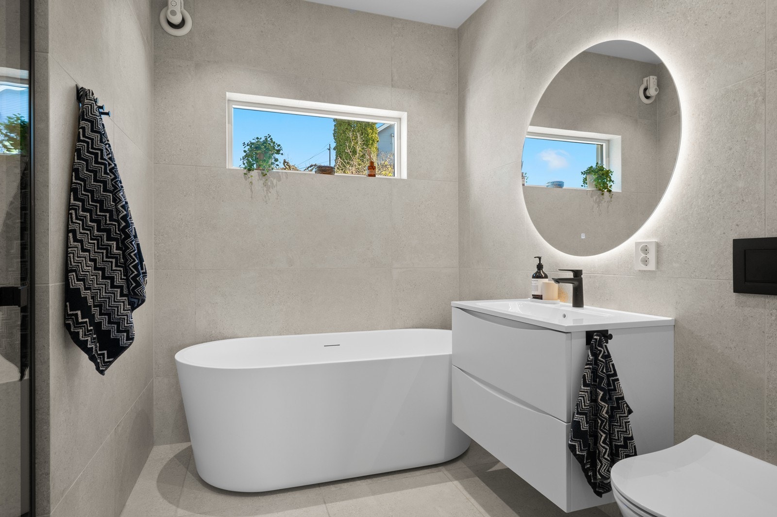 Badet i første etasje ble oppgradert i 2023 og har både frittstående badekar og dusjnisje. Galleribilde