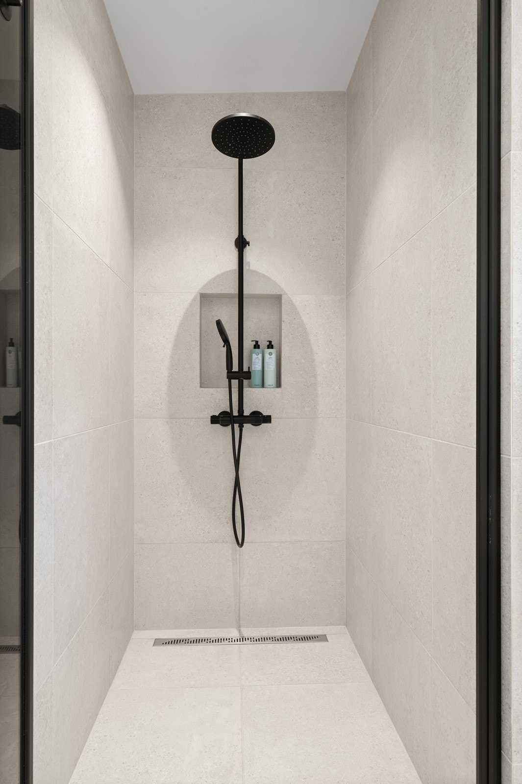 Detalj fra dusjnisjen. Badet har keramiske fliser og varmekabler i gulvet. Galleribilde