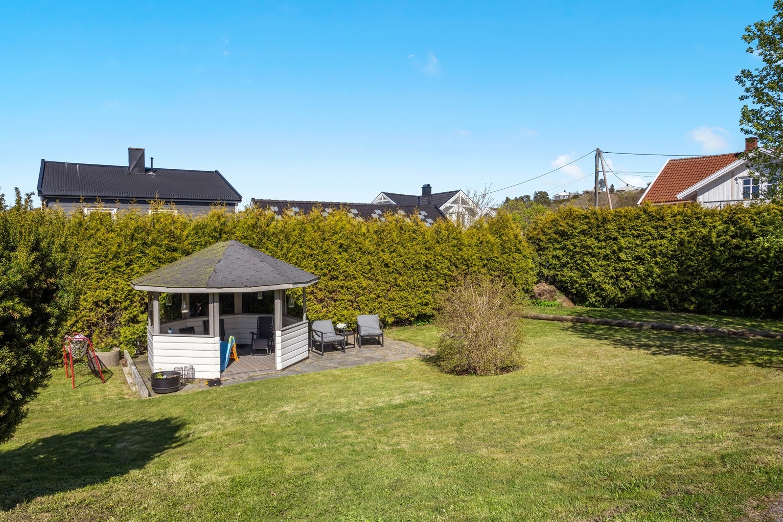 Stor, koselig hage med plen og et lysthus, perfekt for lek og rekreasjon. Galleribilde