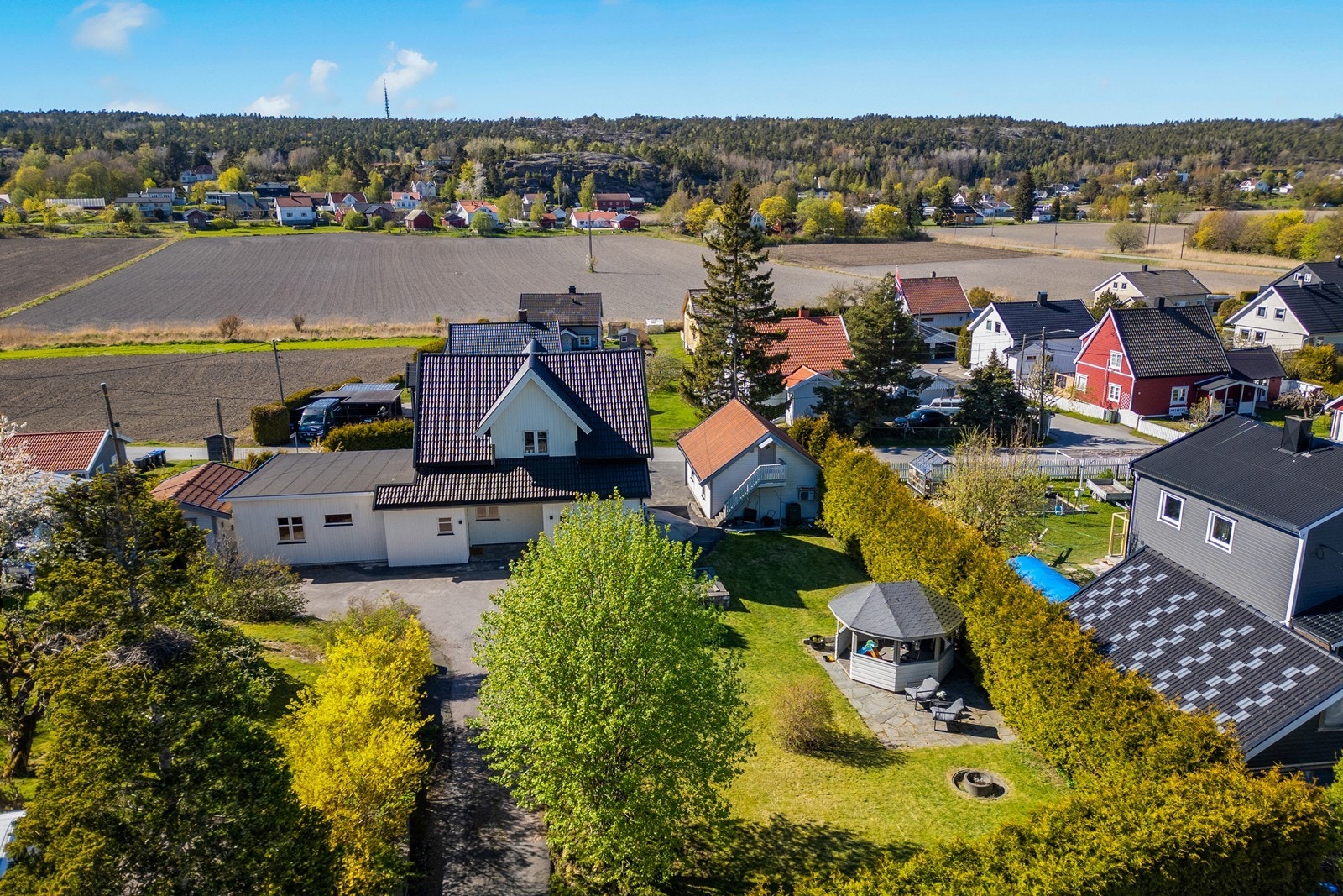 Eiendommen ligger i et etablert og barnevennlig boligområde på Gressvik. Galleribilde