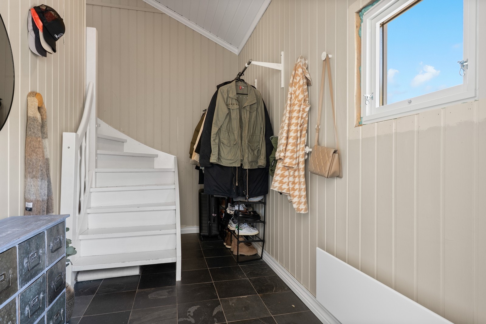 Boligen har en egen inngang som leder opp til enheten i andre etasje. Galleribilde